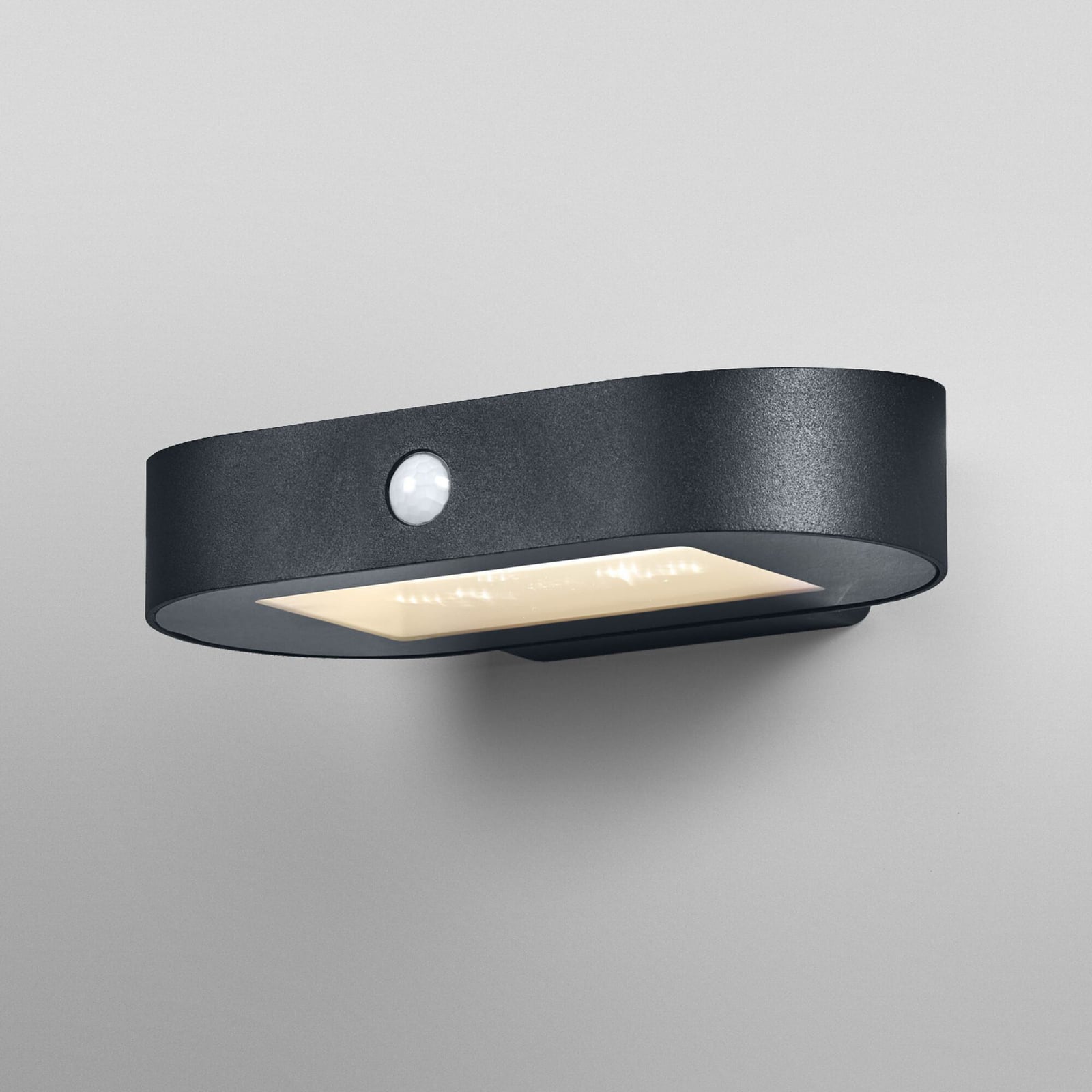 LED solcellevegglampe med bevegelsessensor oval 20 cm IP44 - OSRAM montert på vegg