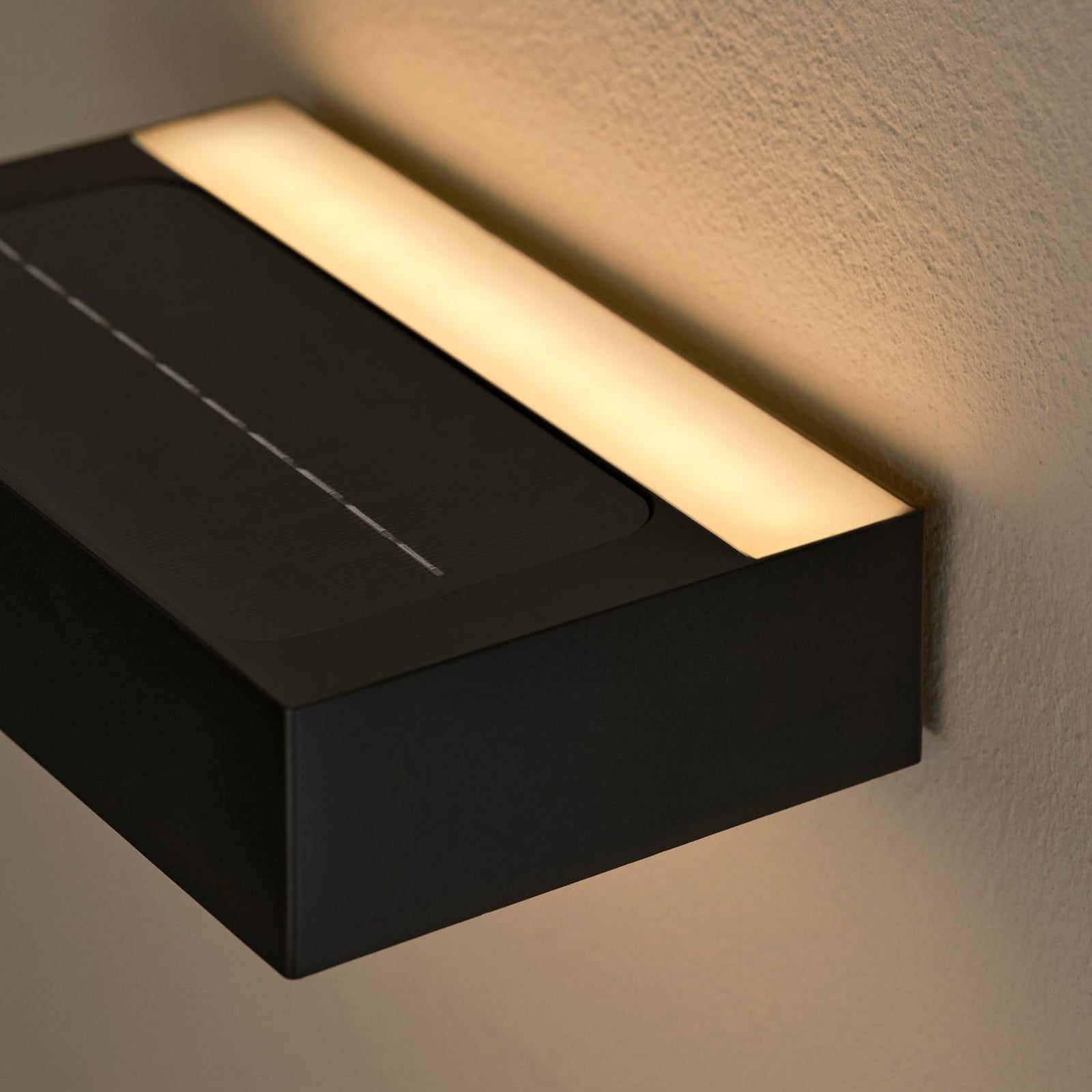 LED solcellevegglampe Monay Square med bevegelsessensor IP44 fra skrå vinkel