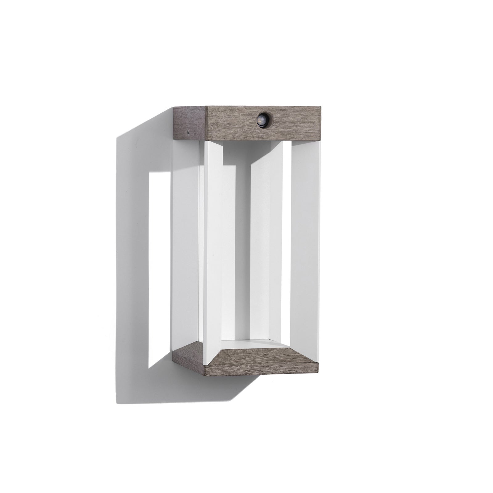 Bakside av LED solcellevegglampe Teckalu med USB-ladekabel og bevegelsessensor