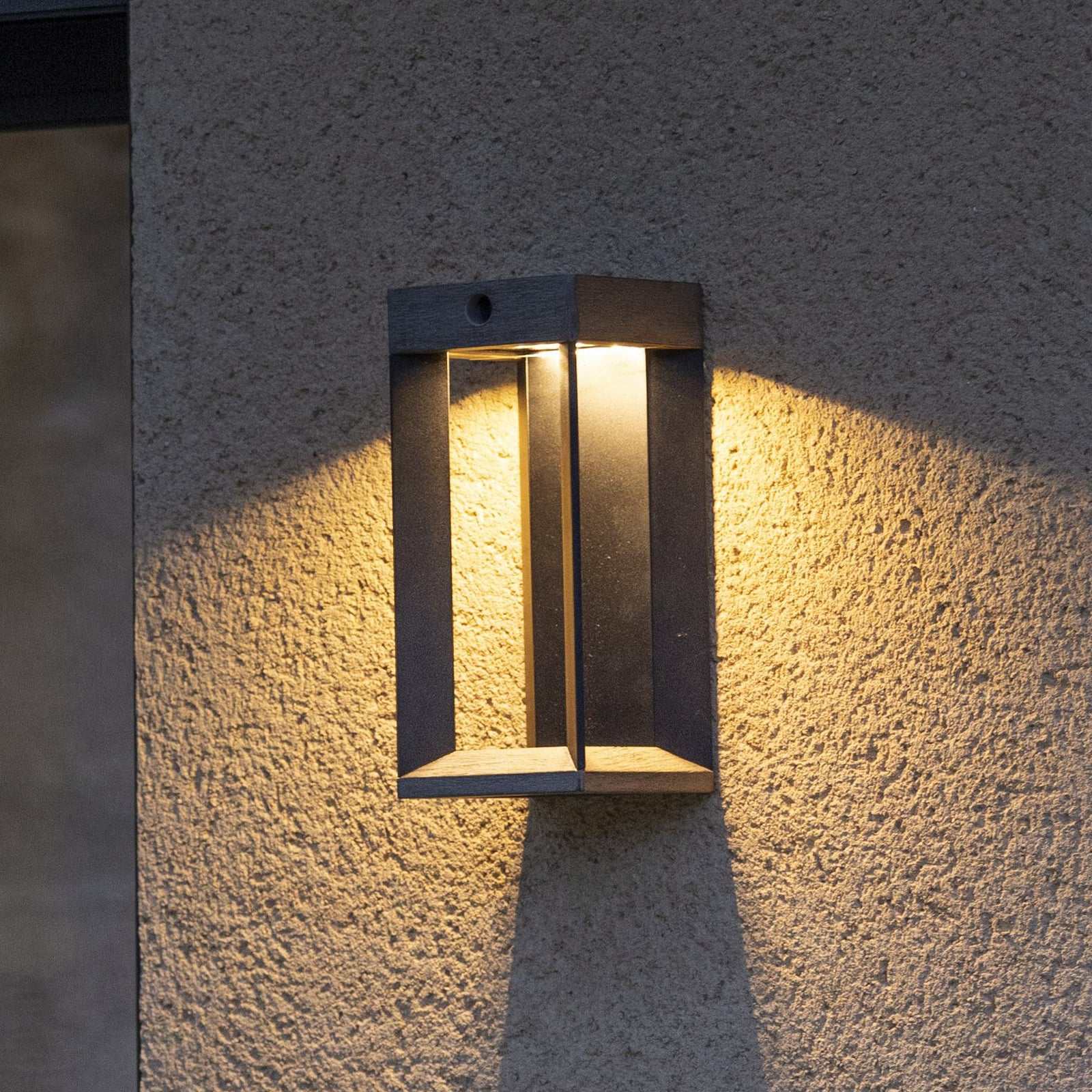 LED solcellevegglampe Teckalu svart/teak forfra