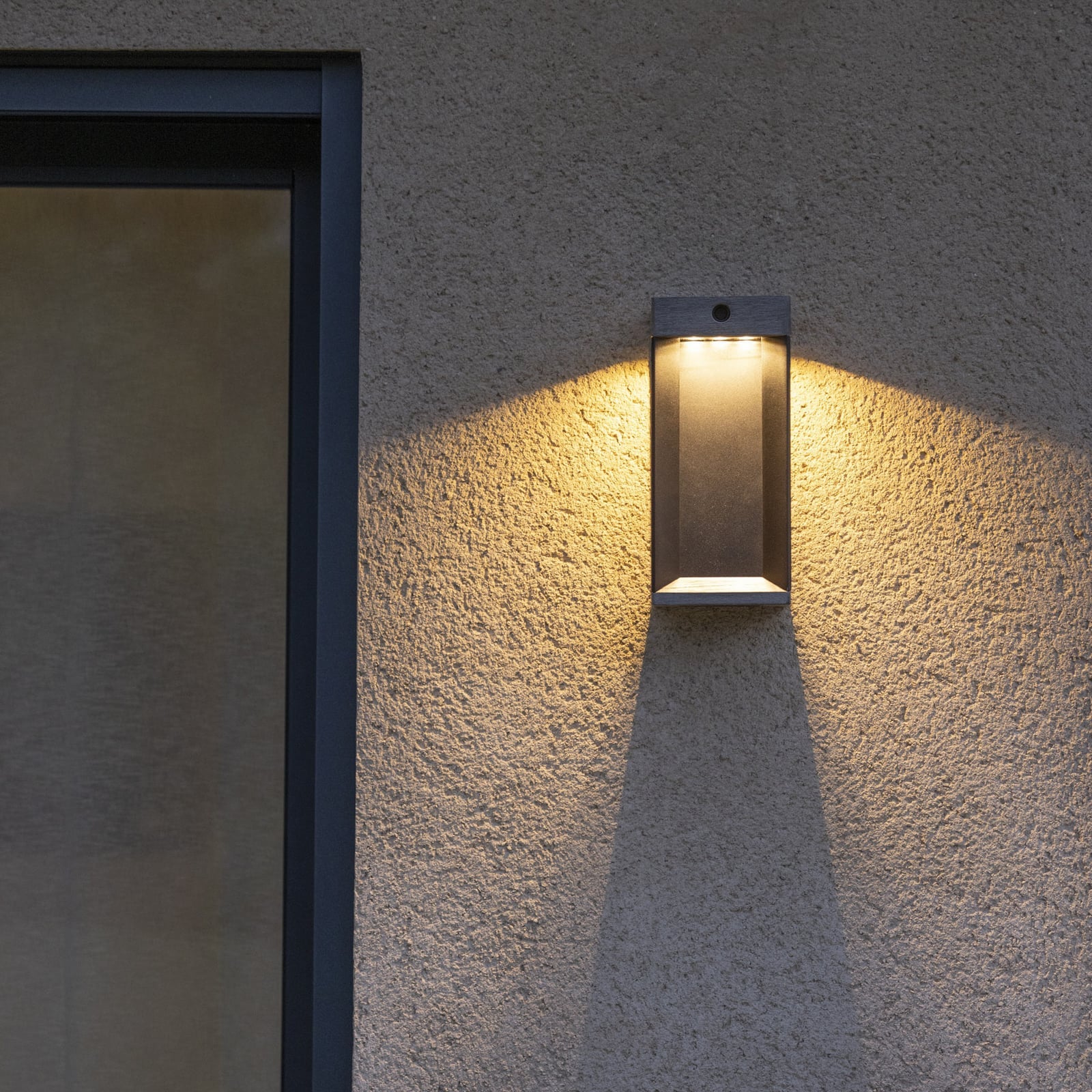 LED solcellevegglampe Teckalu svart/teak detalj av bevegelsessensor