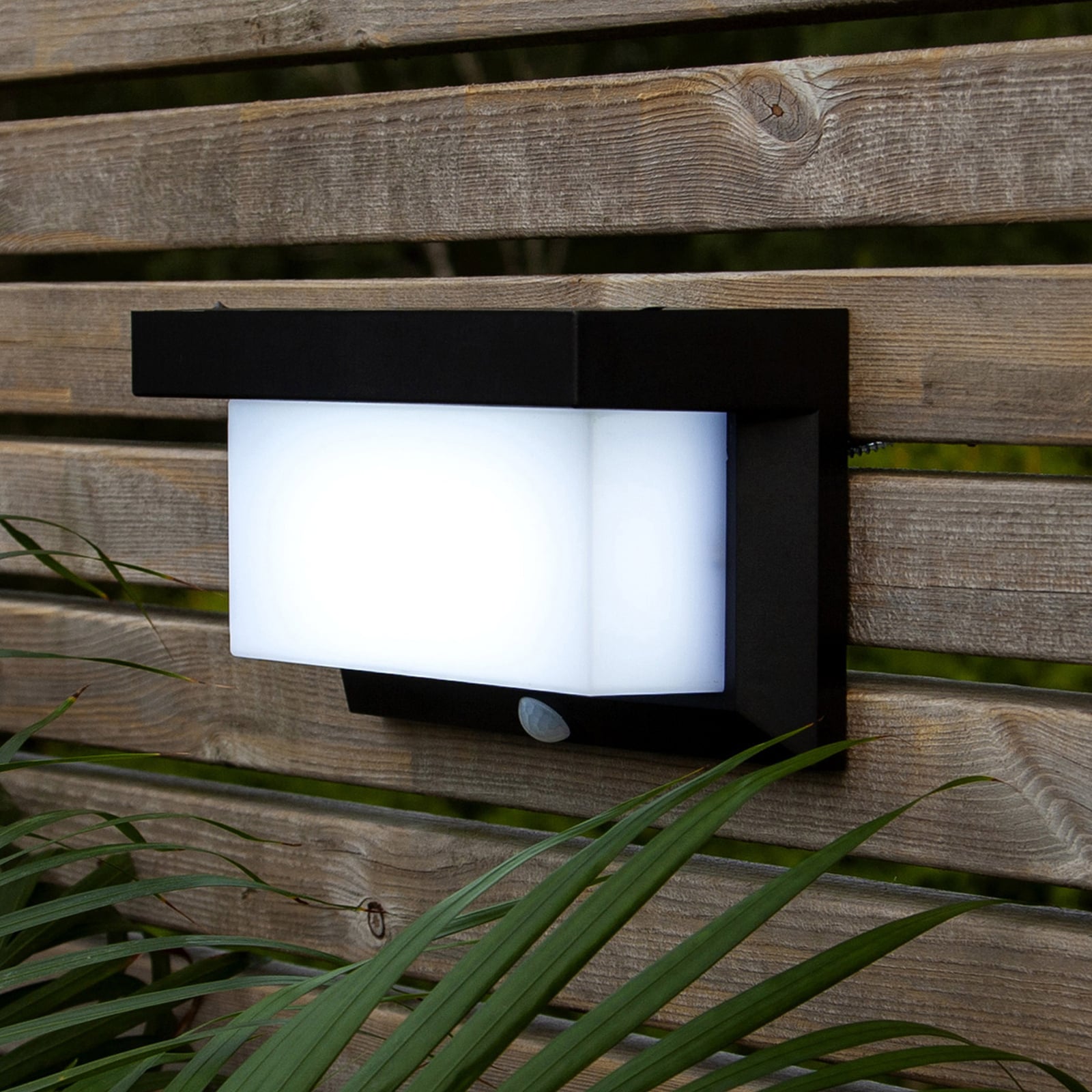 LED solcellevegglampe Valla med bevegelsessensor svart IP44 forfra