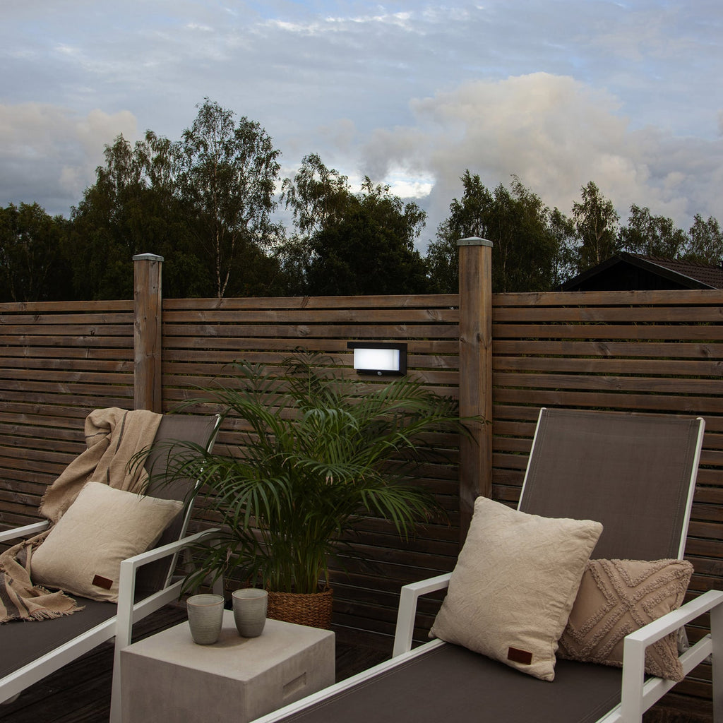 LED solcellevegglampe Valla bakside med solarpanel