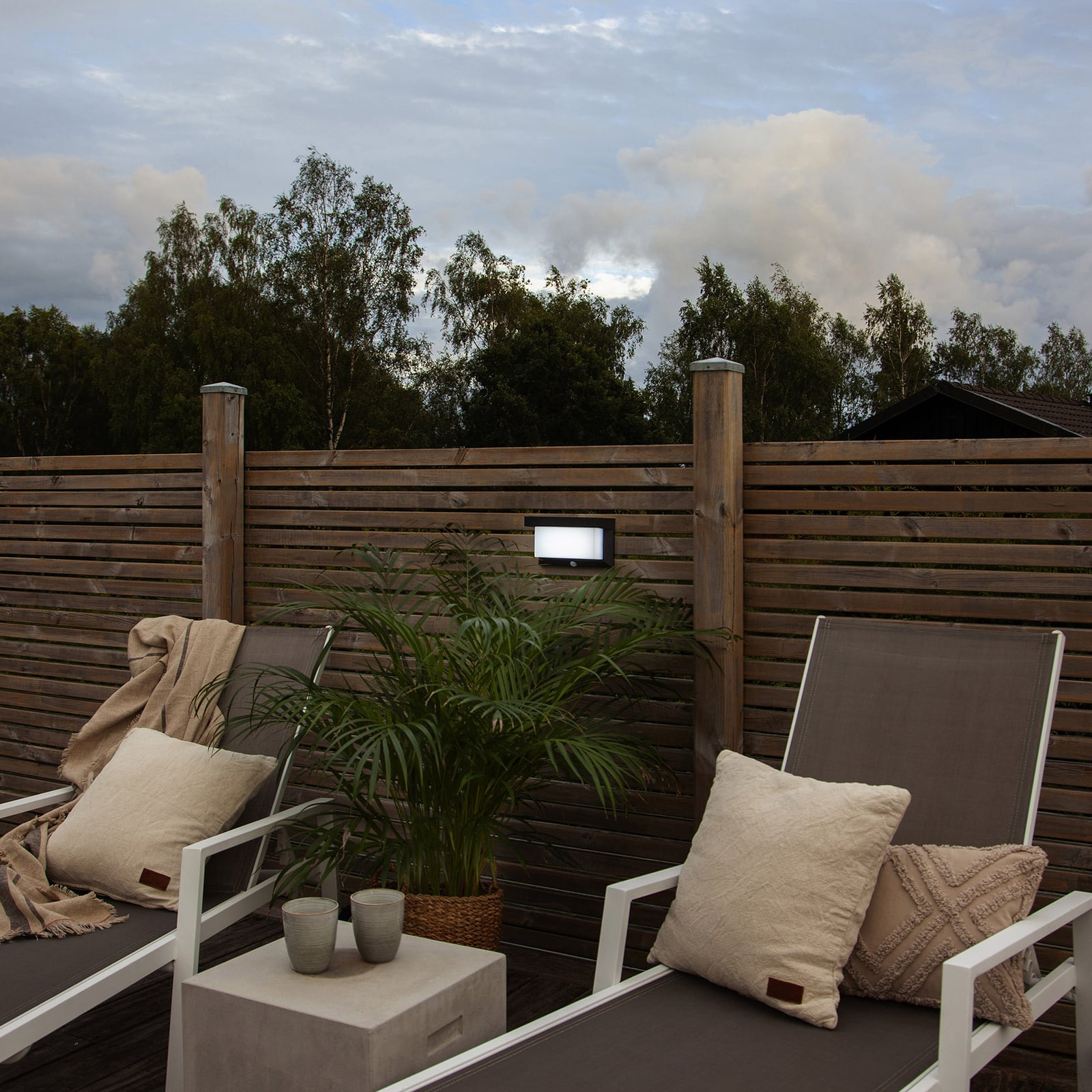 LED solcellevegglampe Valla bakside med solarpanel