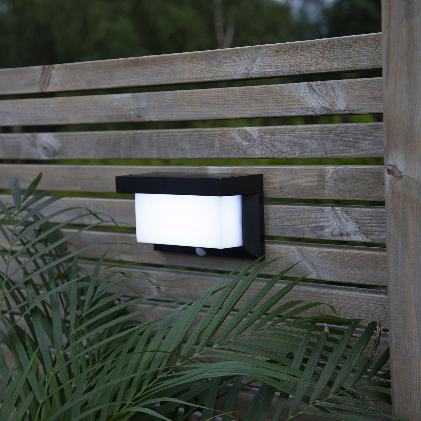 Detalj av LED solcellevegglampe Valla bevegelsessensor
