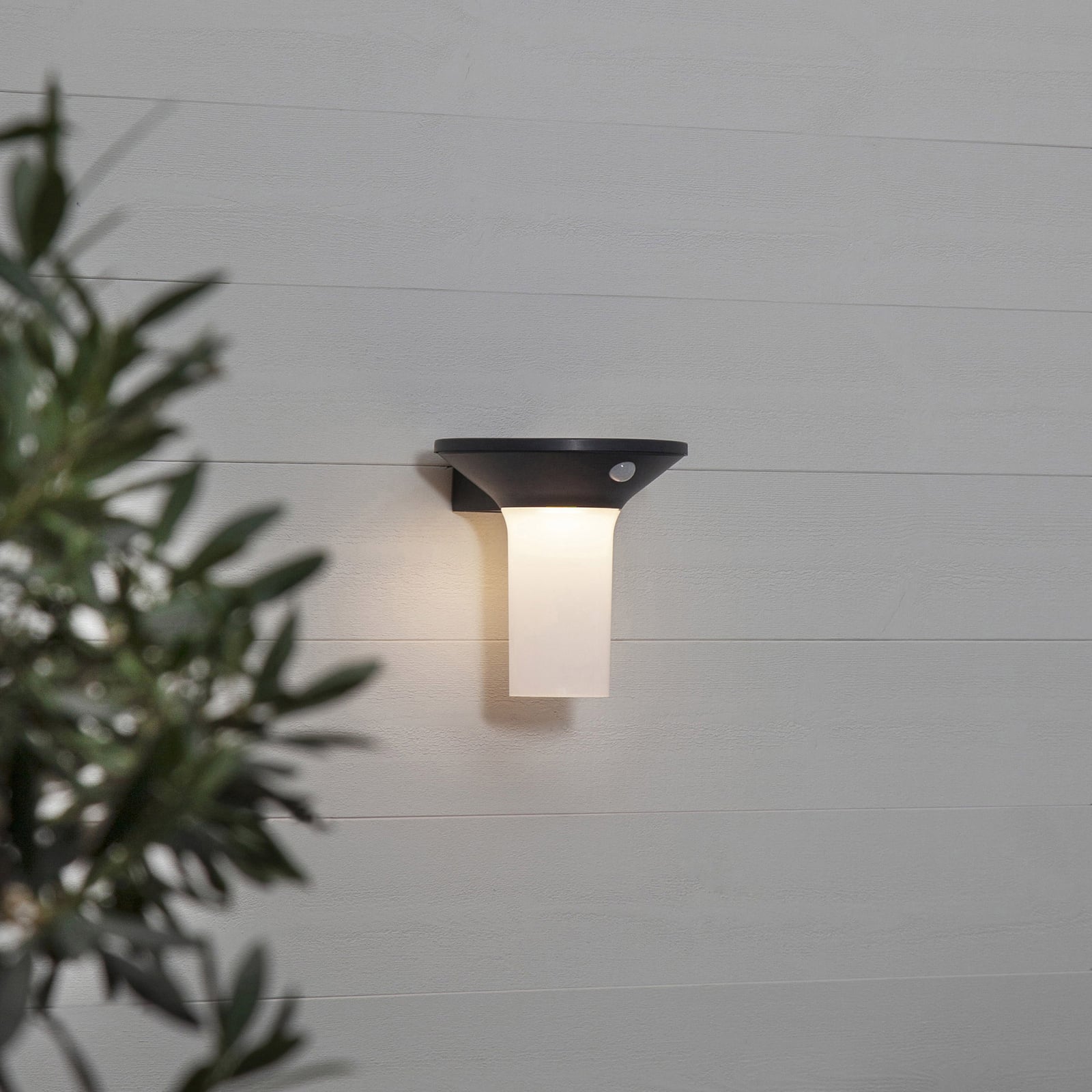 LED solcellevegglampe Valta med bevegelsessensor IP44 bakside