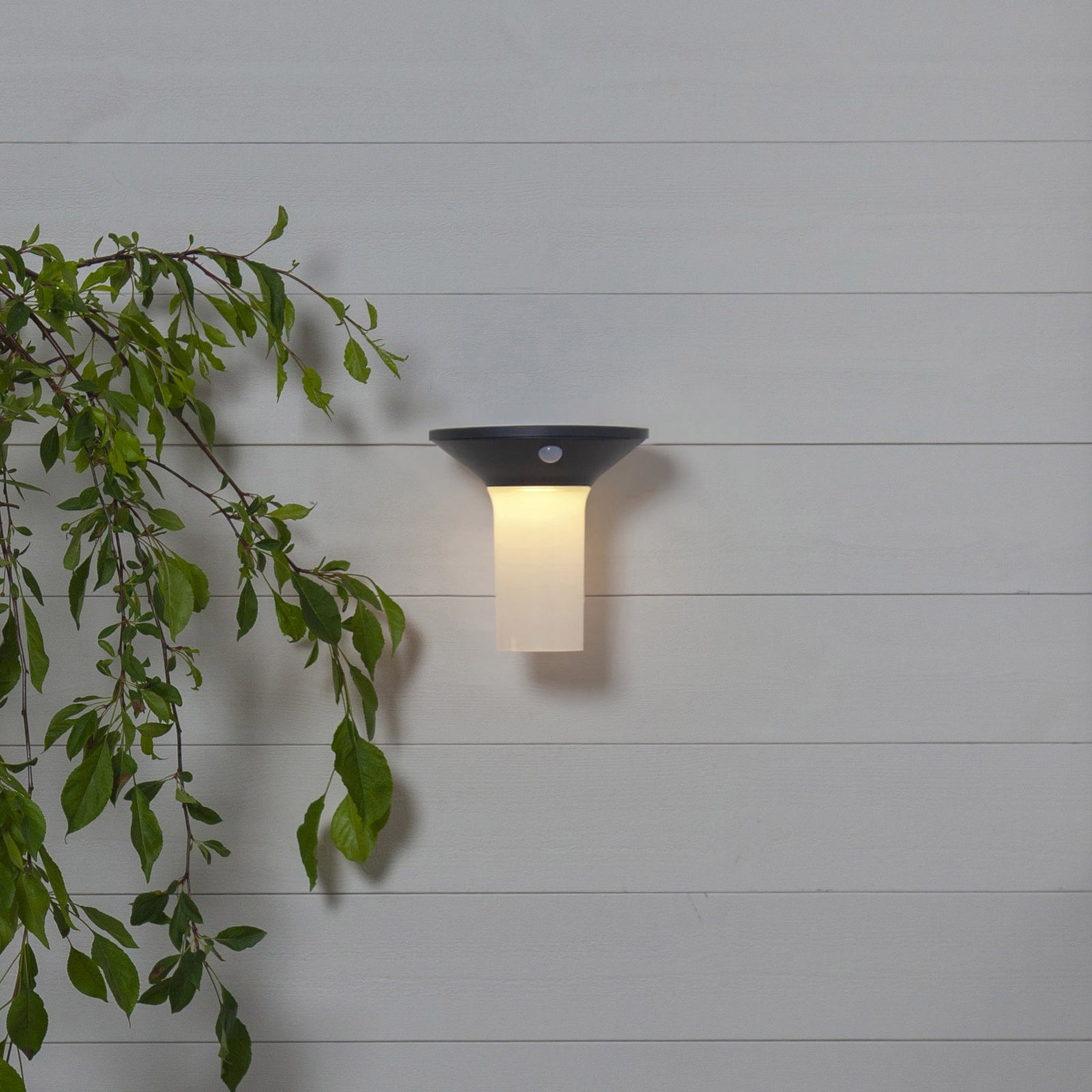 Detalj av LED solcellevegglampe Valta med bevegelsessensor IP44