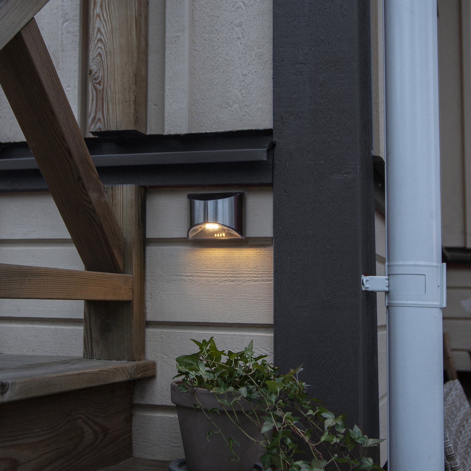 Montert LED solcellevegglampe Wally sølv ute