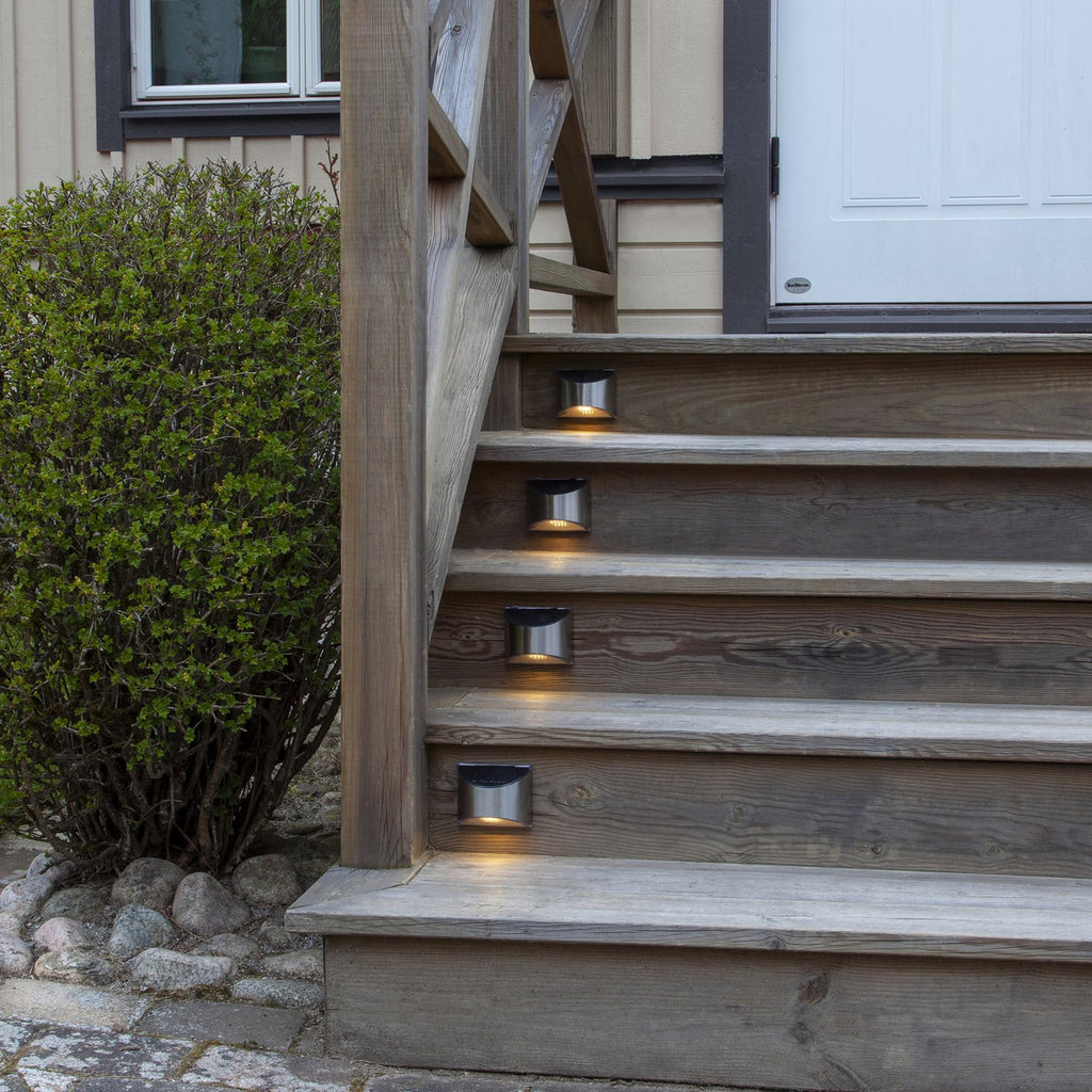 Nærbilde av LED solcellevegglampe Wally sølv