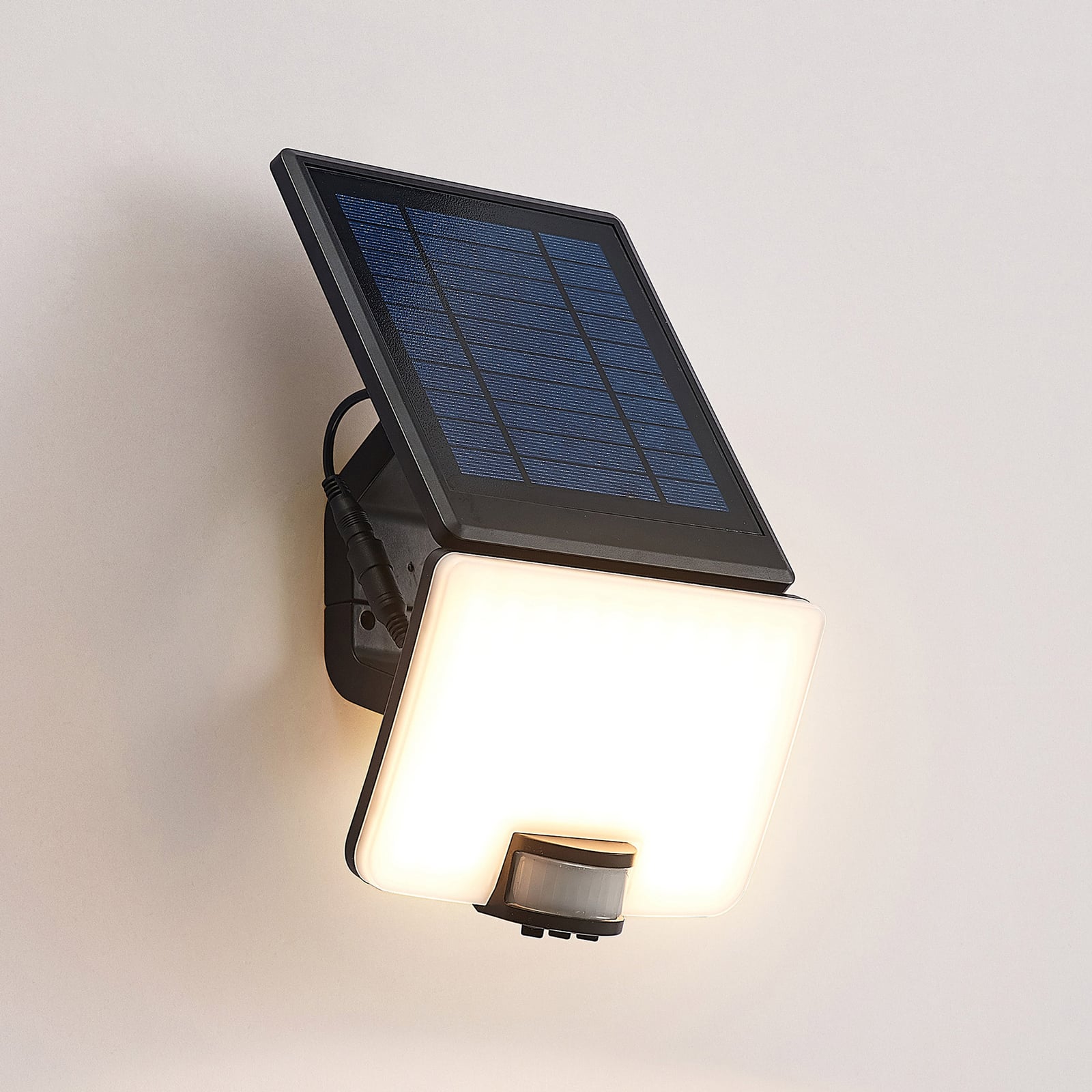 Nærbilde av LED solcelleveggspot Yahir med bevegelsessensor svart