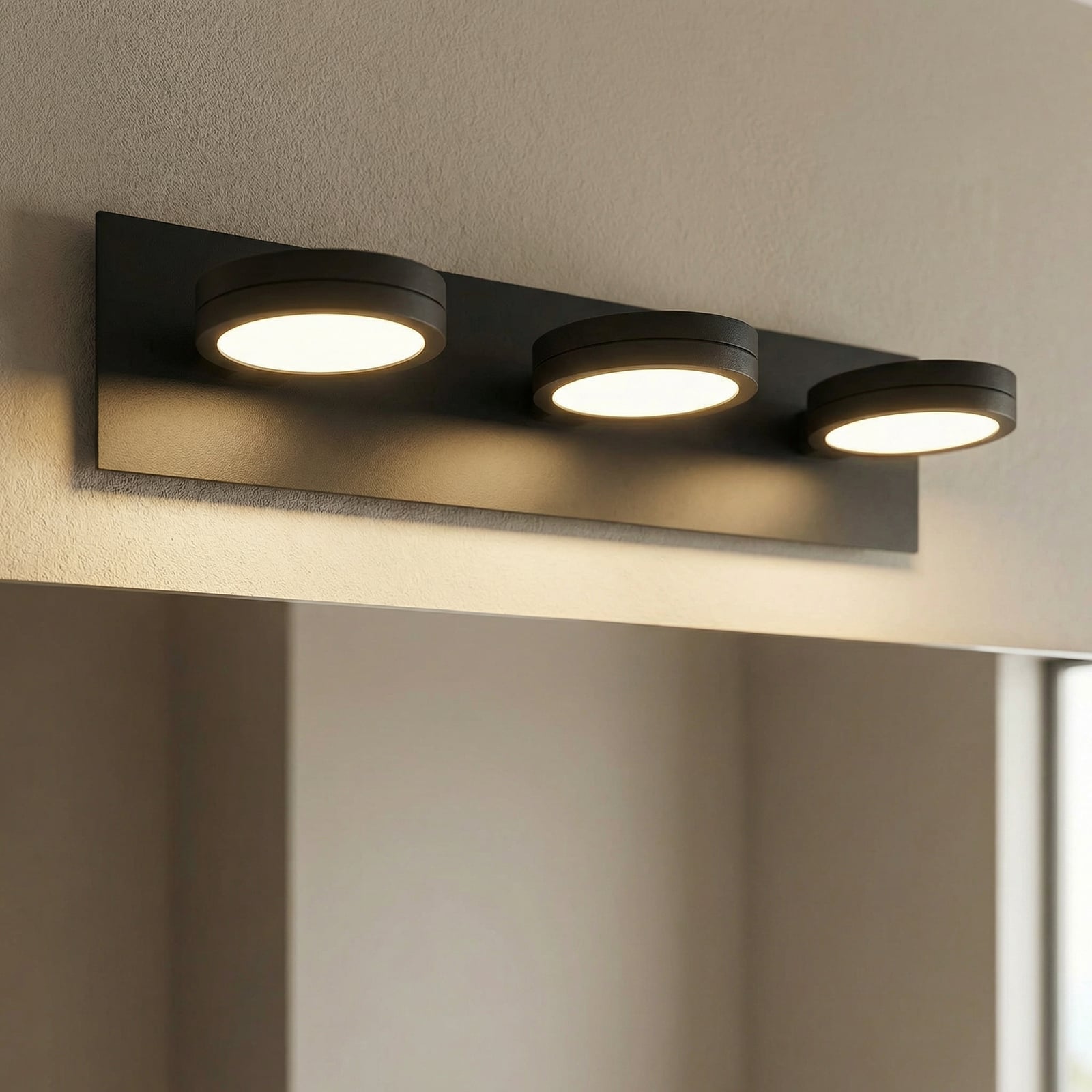 LED speillampe Aqua 3-lys svart stål 50 cm nærbilde