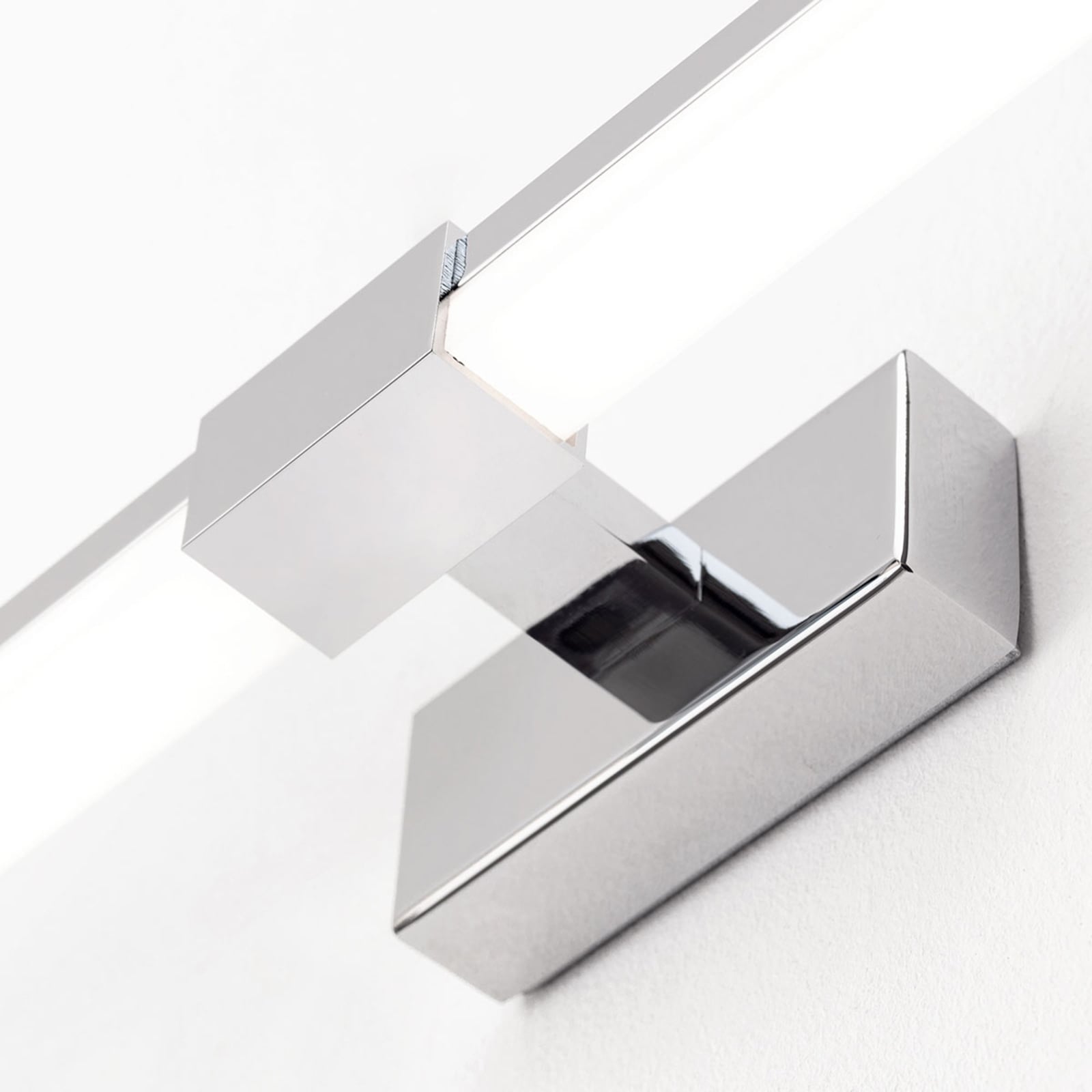 LED speillampe Argo krom/hvit 55,5 cm IP44 nærbilde av LED-lys