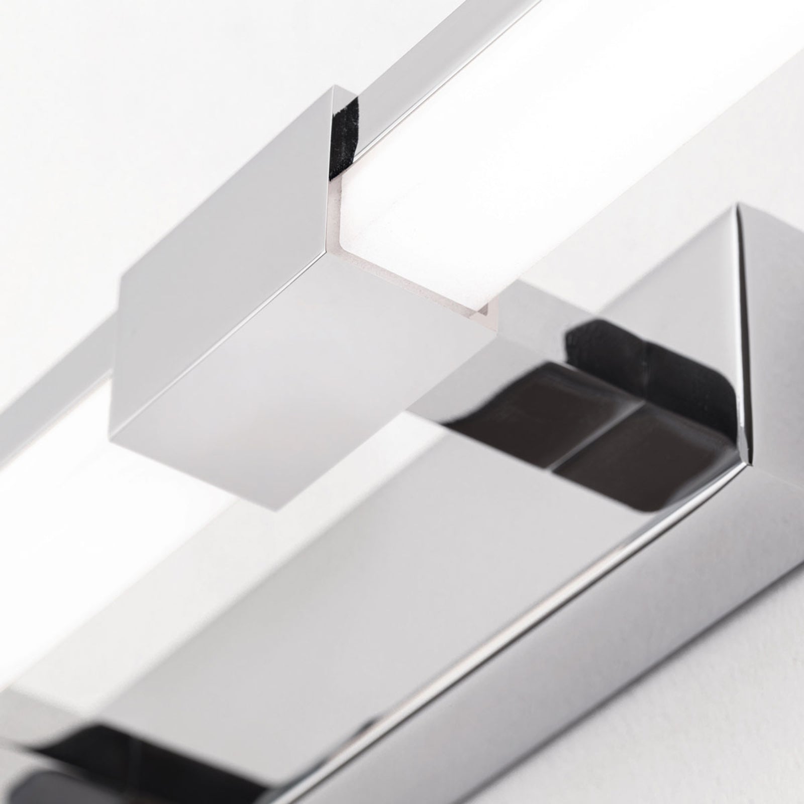 Nærbilde av lysarmatur på LED speillampe Argo krom/hvit 75,5 cm IP44 18W