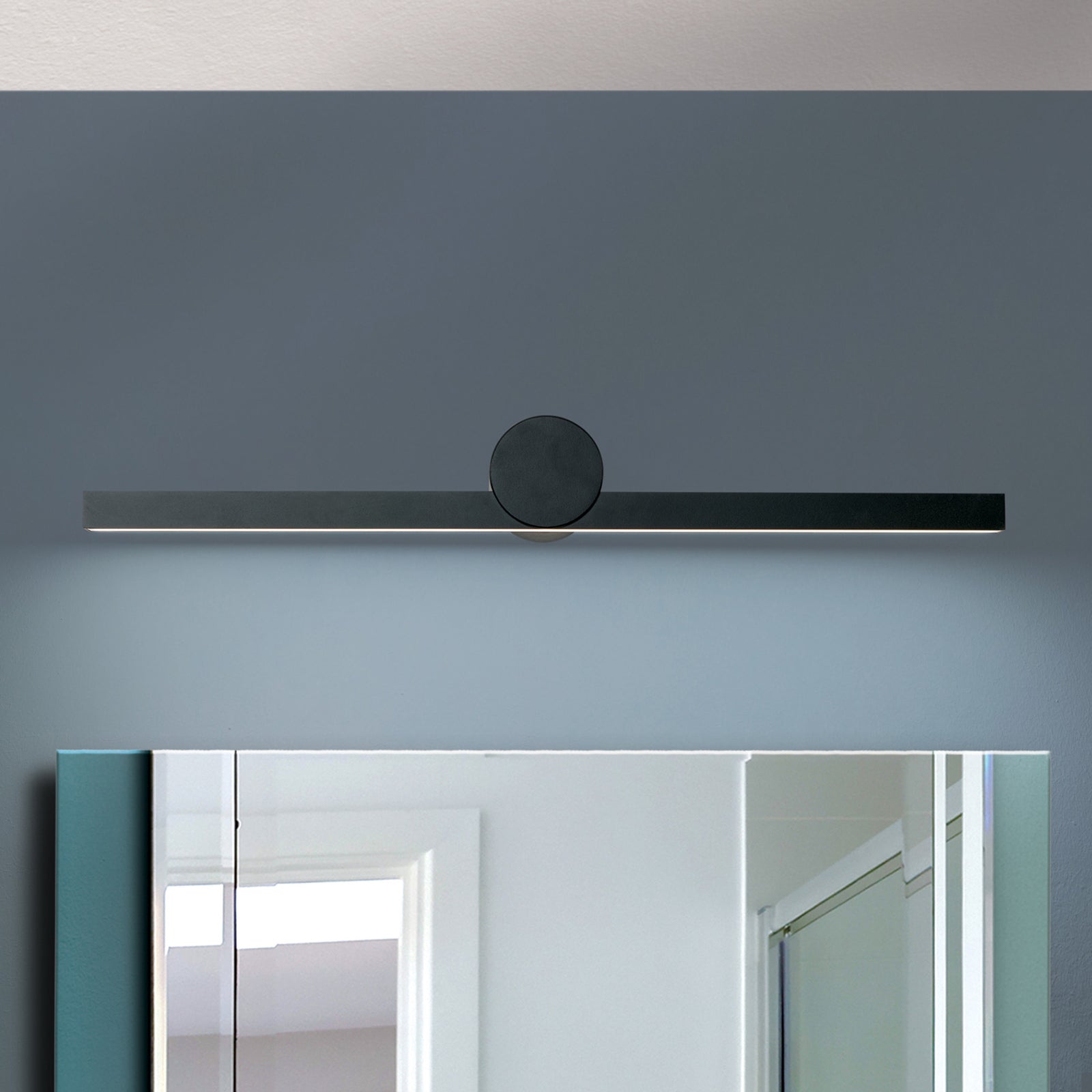 Detalj av LED speillampe Beauty aluminium svart 61 cm