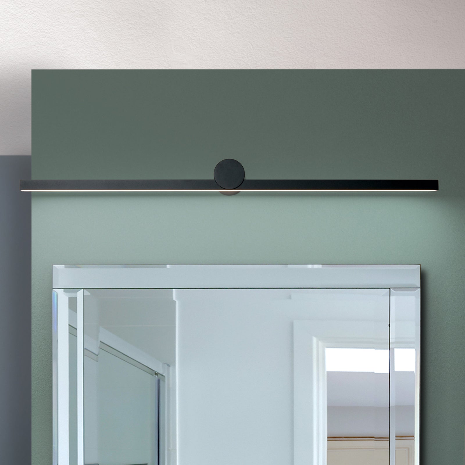 Nærbilde av LED speillampe Beauty svart aluminium 101 cm
