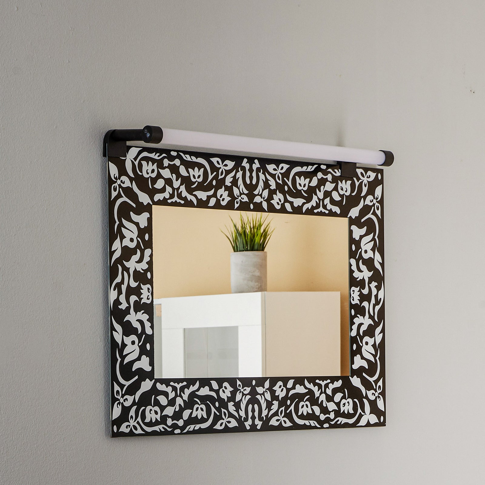 LED speillampe Eleri svart 66 cm detalj