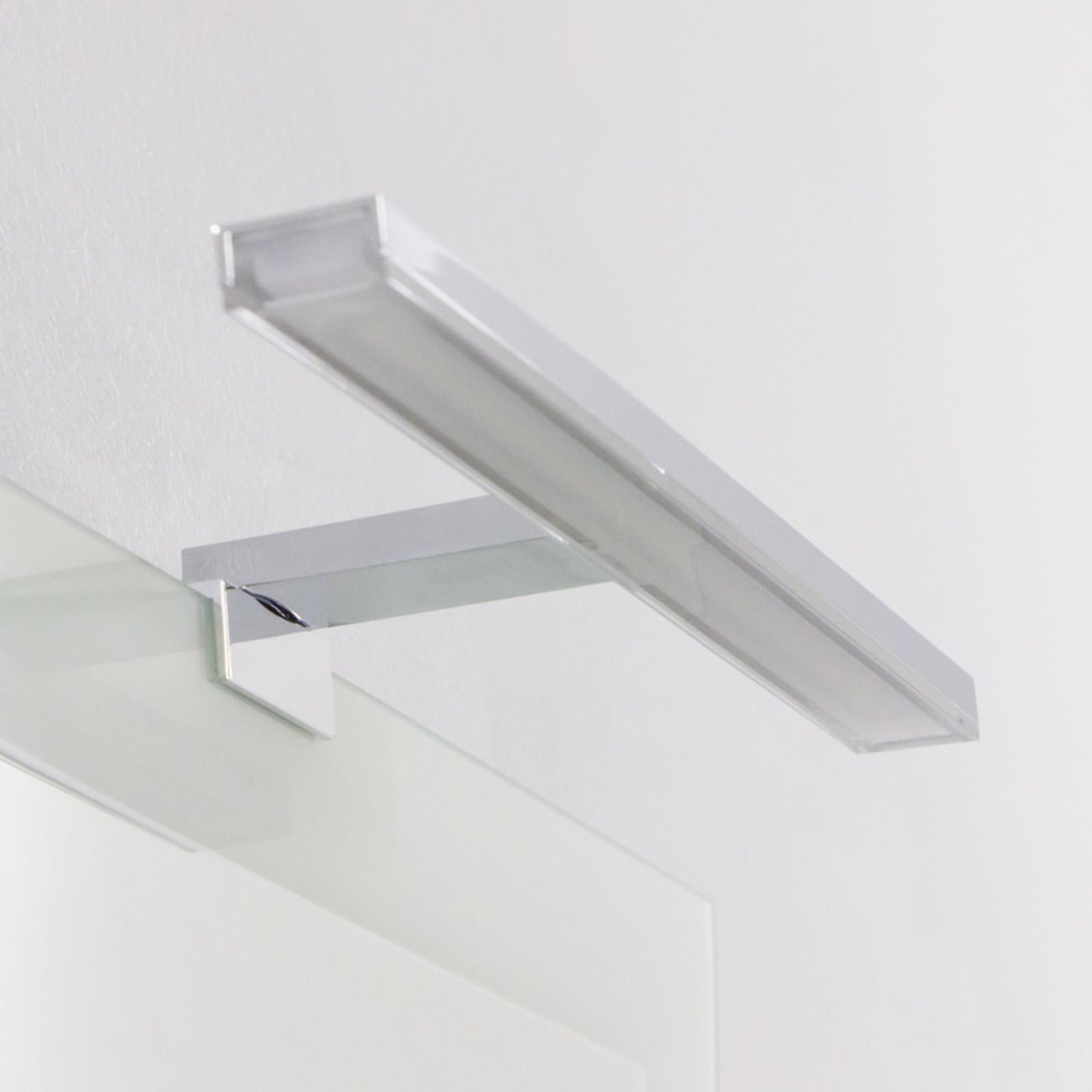 LED speillampe Esther S3 krom glass montert på baderomsspeil