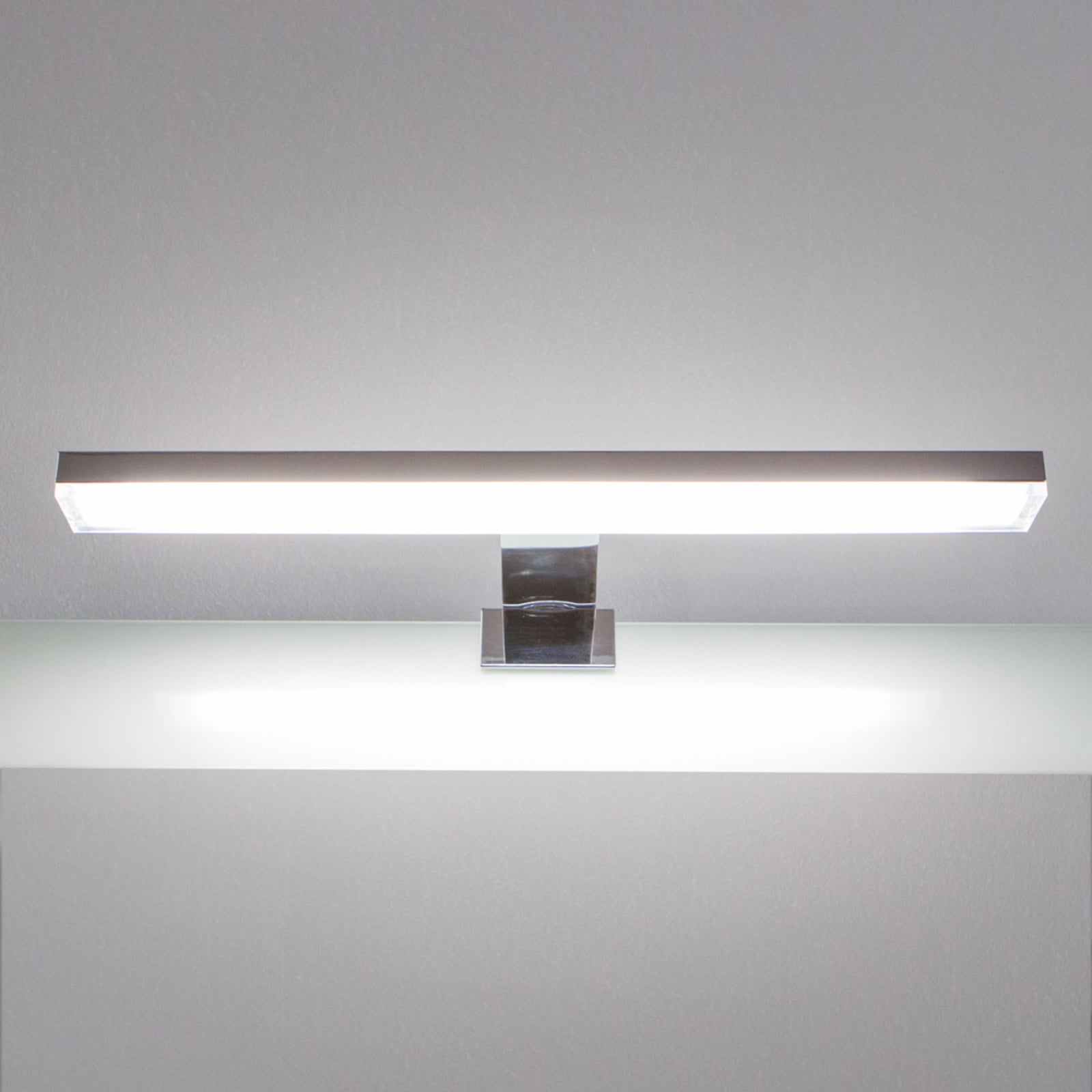 LED speillampe Esther S3 krom glass nærbilde av metall og glassmateriale