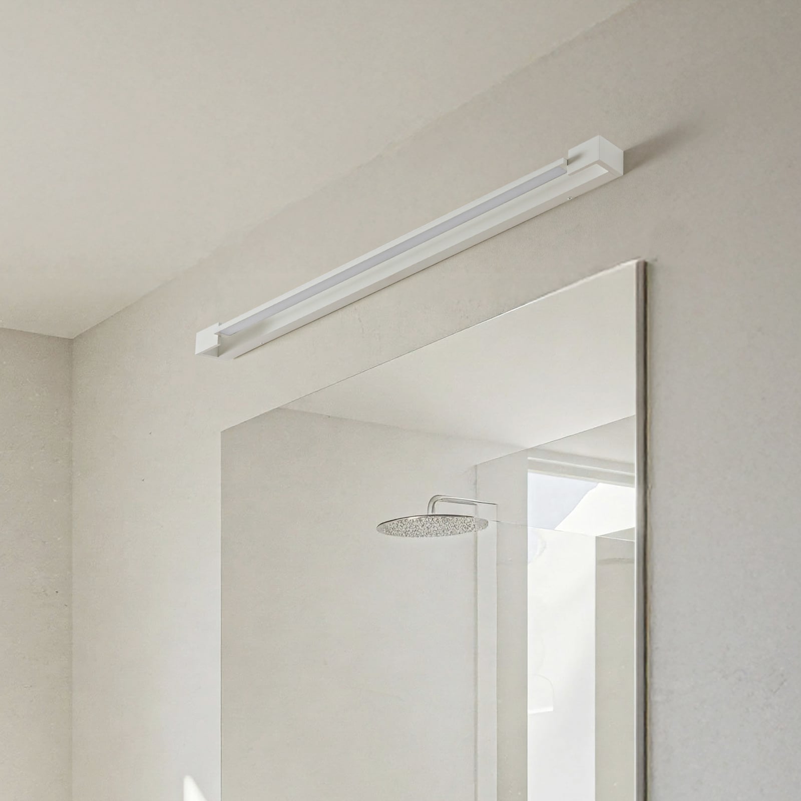 LED speillampe Jora svingbar 90 cm hvit IP44 montert på bad