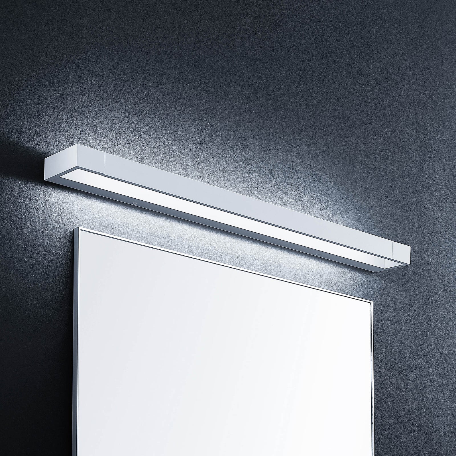LED speillampe Jora svingbar 90 cm hvit IP44 sideprofil