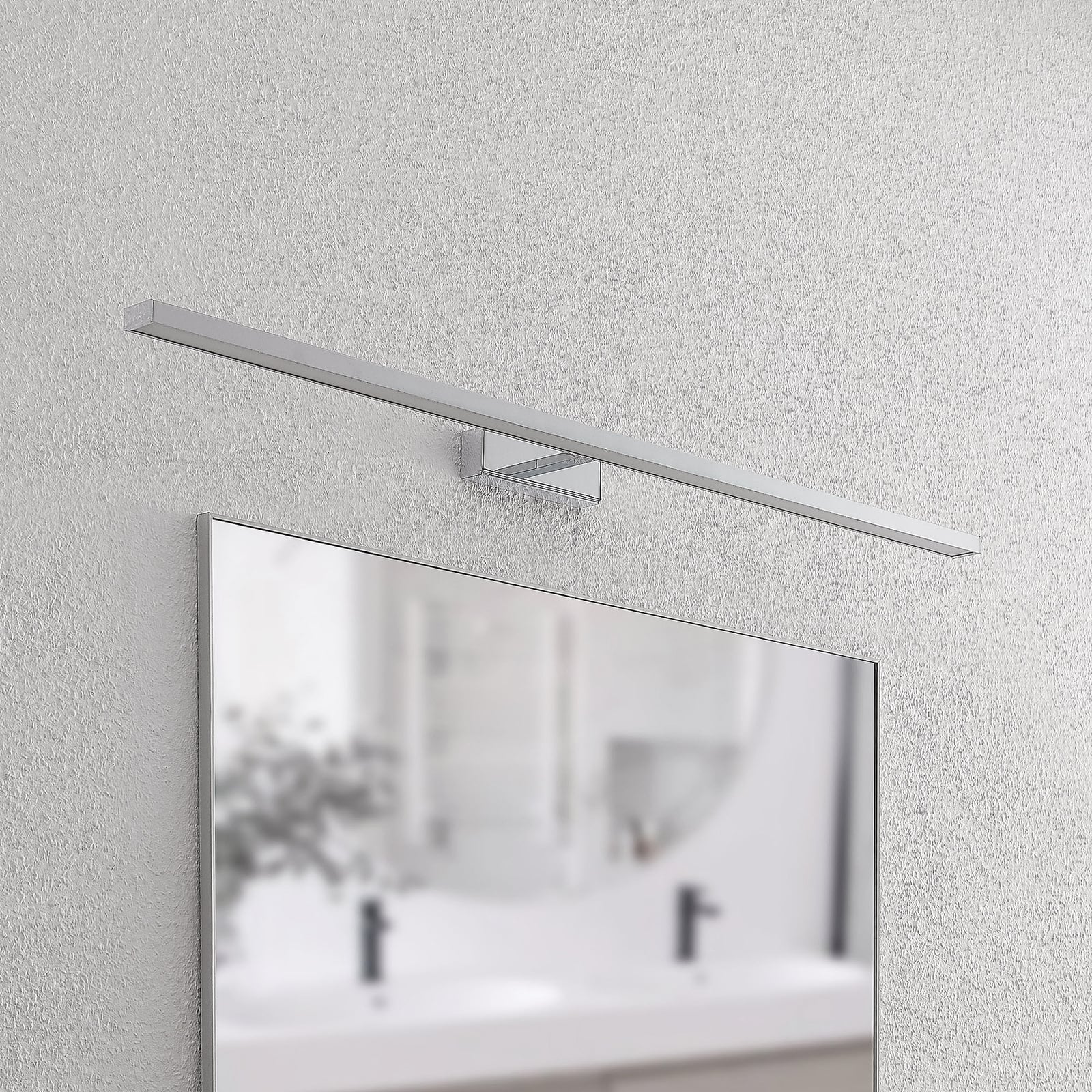 Baksiden av LED speillampe Jukka 120 cm krom/hvit