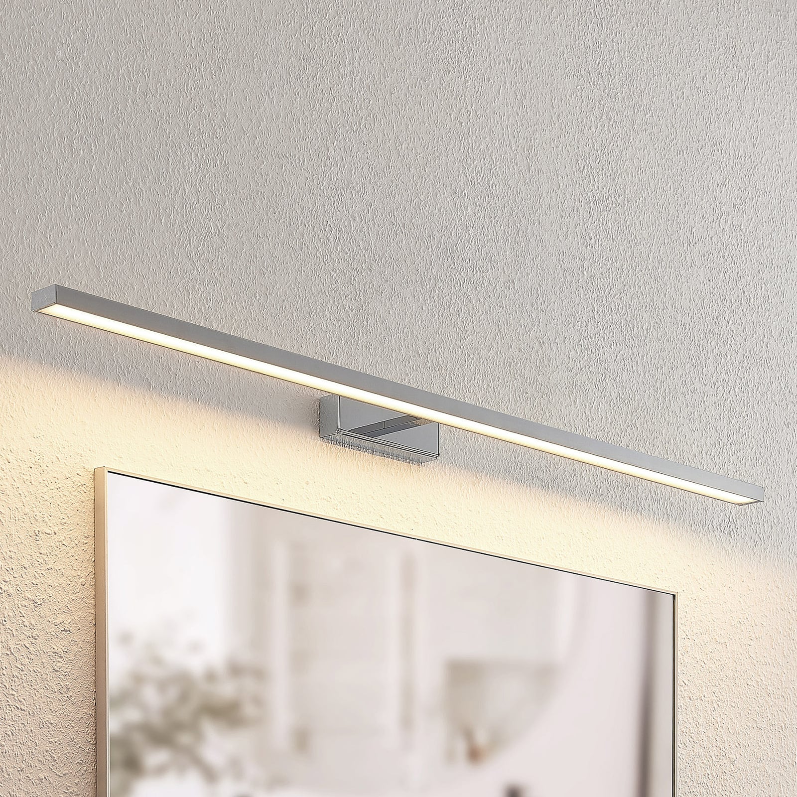 Front av LED speillampe Jukka 120 cm krom/hvit