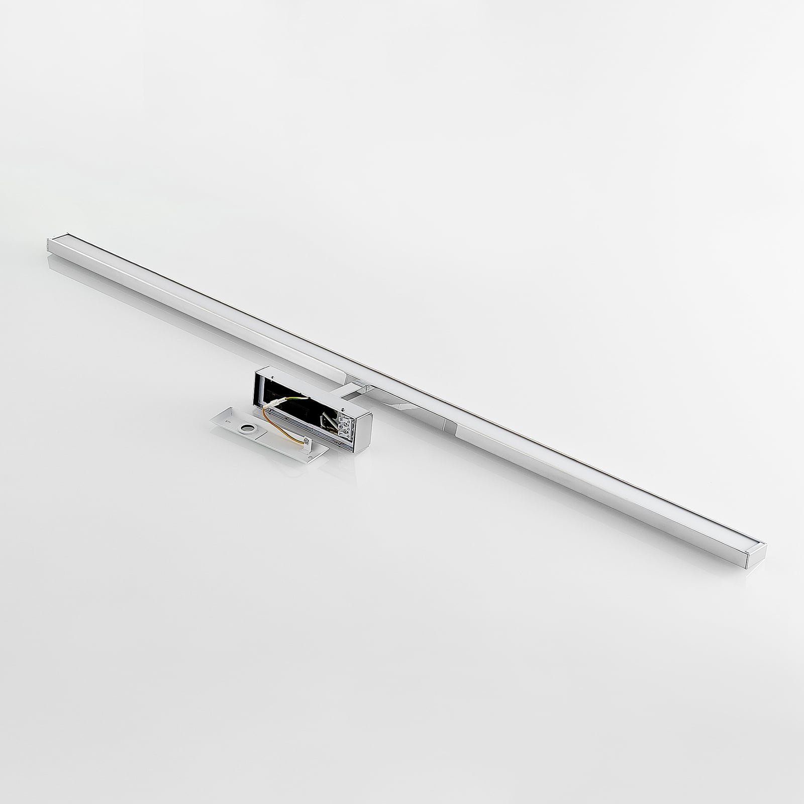 LED speillampe Jukka krom/hvit med IP44 beskyttelse