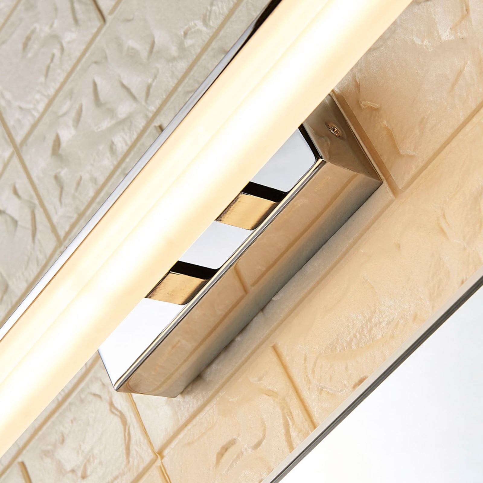 LED speillampe Julie krom 75 cm IP44 lys fra siden