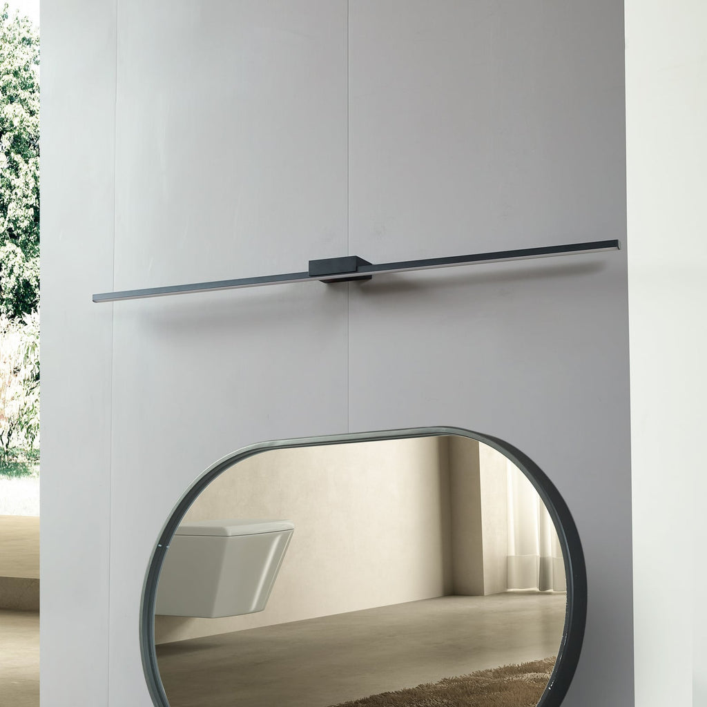 LED speillampe Kivana svart aluminium 120 cm montert på vegg