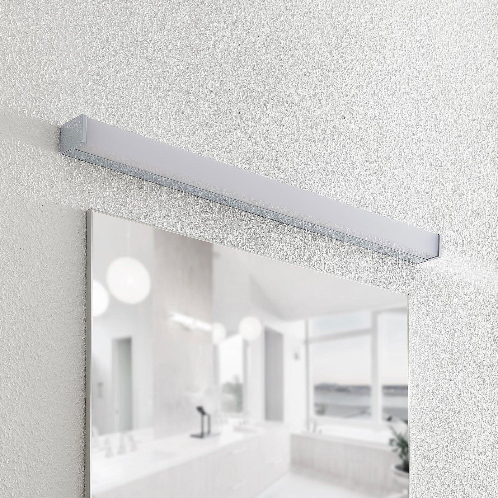 LED speillampe Klea krom aluminium 90 cm montert på vegg