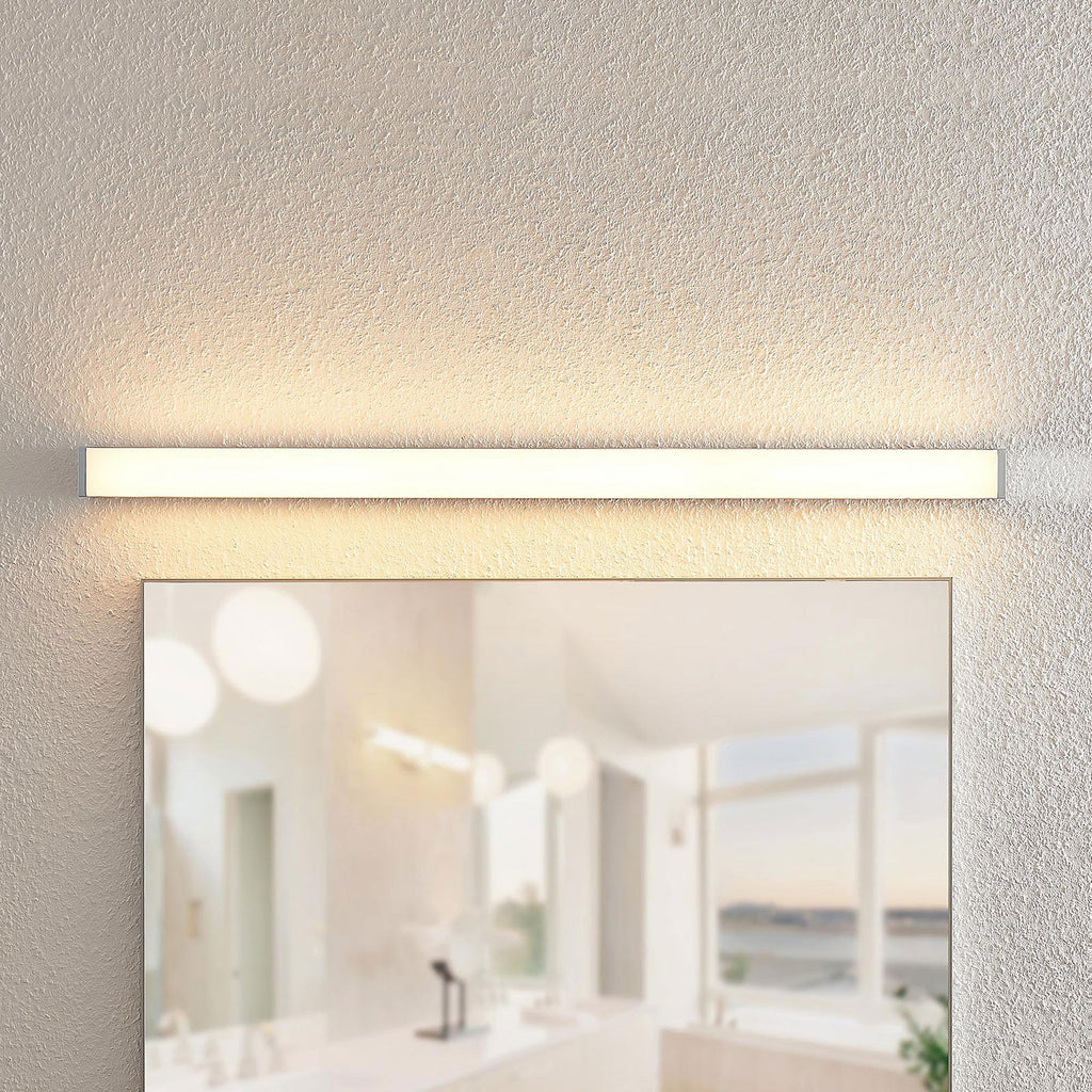 LED speillampe Klea krom aluminium 90 cm i baderomsmiljø