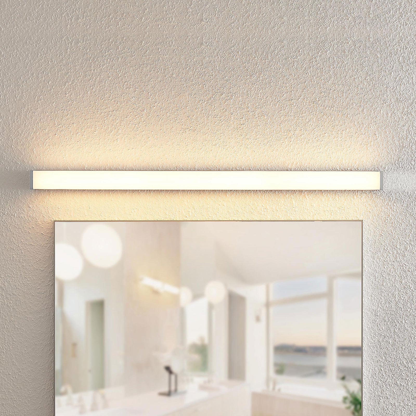 LED speillampe Klea krom aluminium 90 cm i baderomsmiljø
