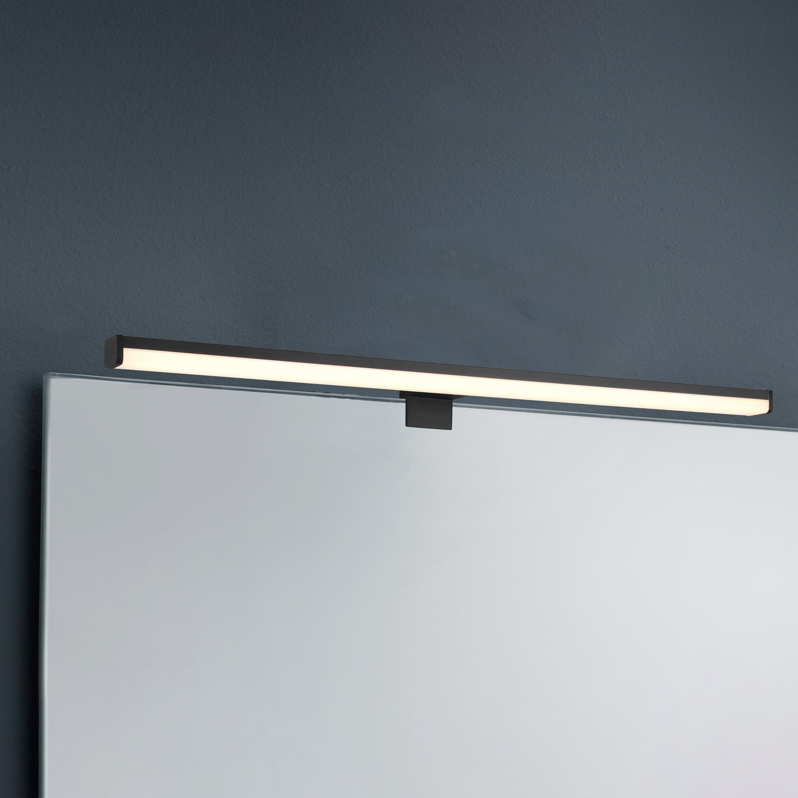 Nærbilde av LED speillampe Lino svart matt/hvit 60 cm IP44