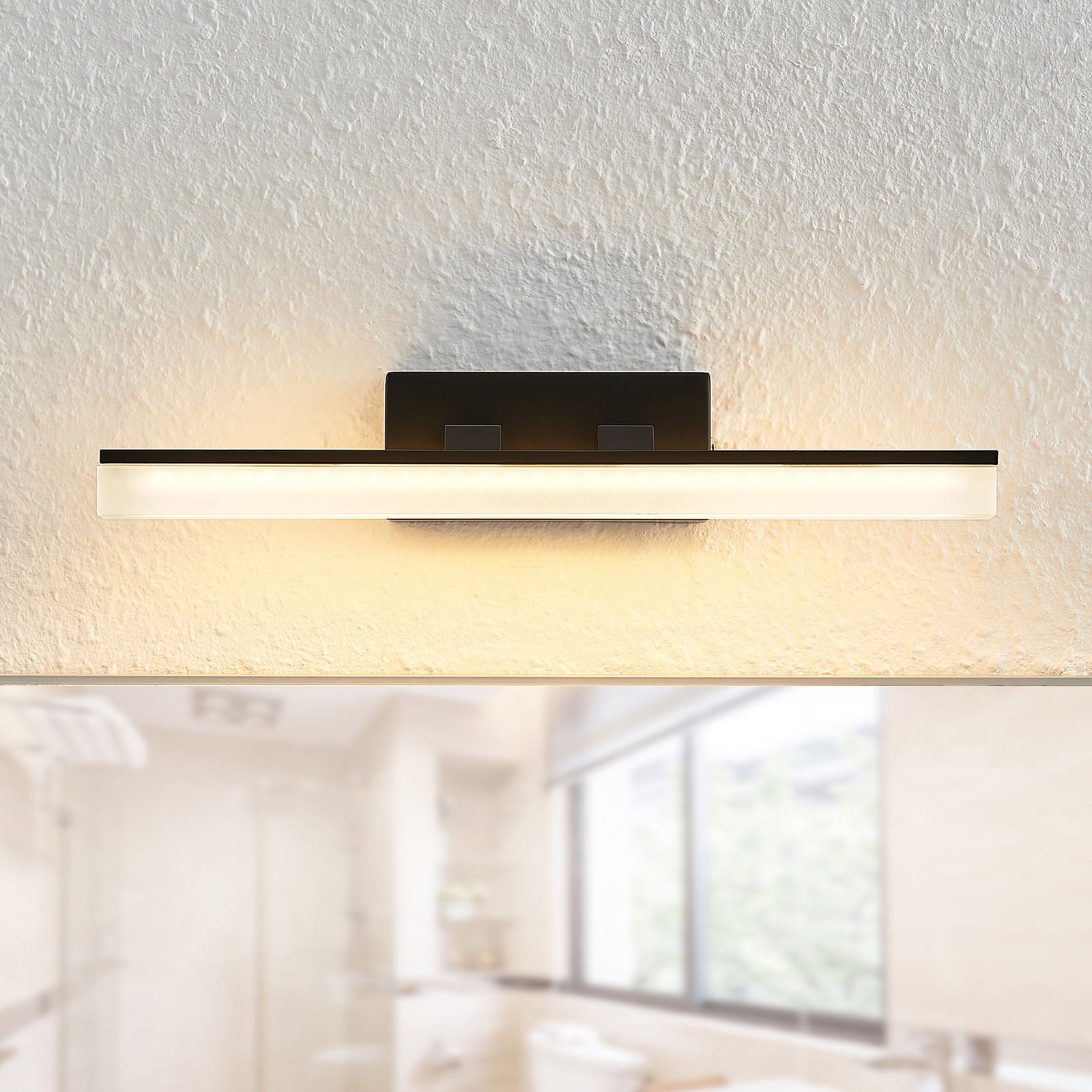 LED speillampe Lisana svart/hvit 32 cm IP44 lysdetalj