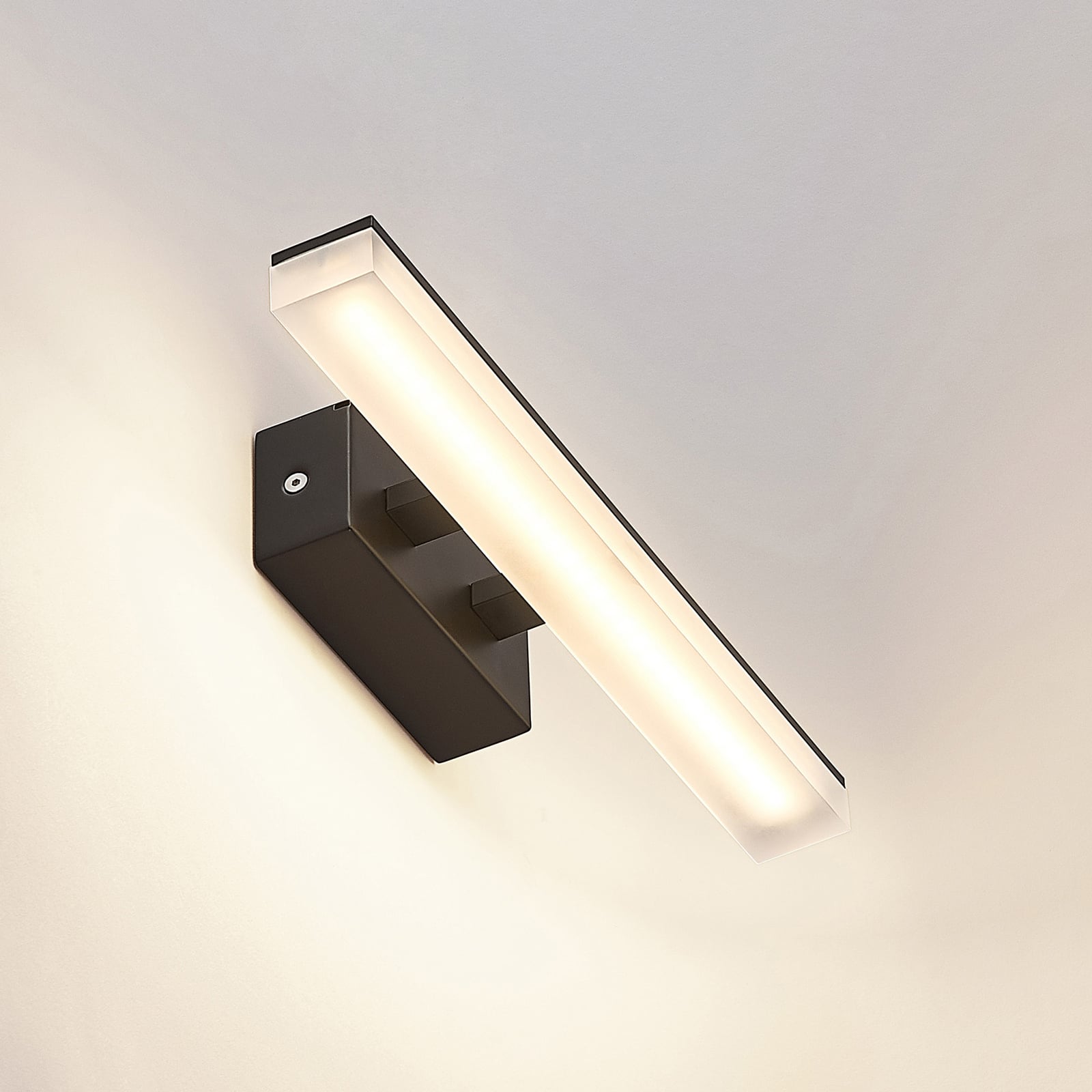 LED speillampe Lisana svart/hvit 32 cm IP44 veggfeste
