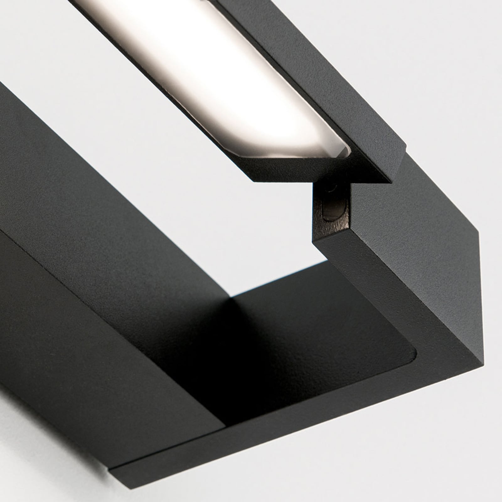 Nærbilde av LED speillampe Marilyn matt svart 90 cm IP44
