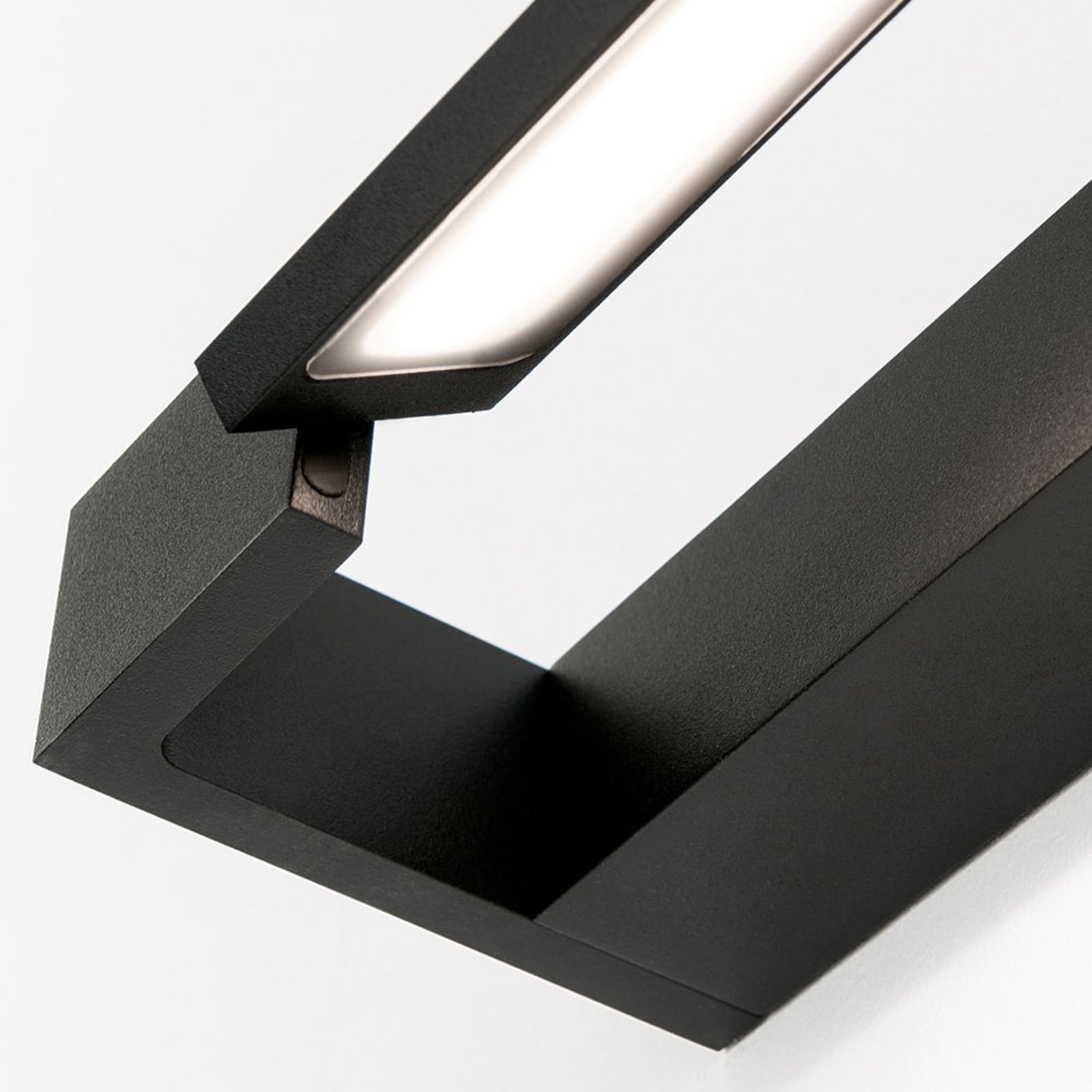 Nærbilde av LED speillampe Marilyn svart matt 60 cm 18W IP44 lys