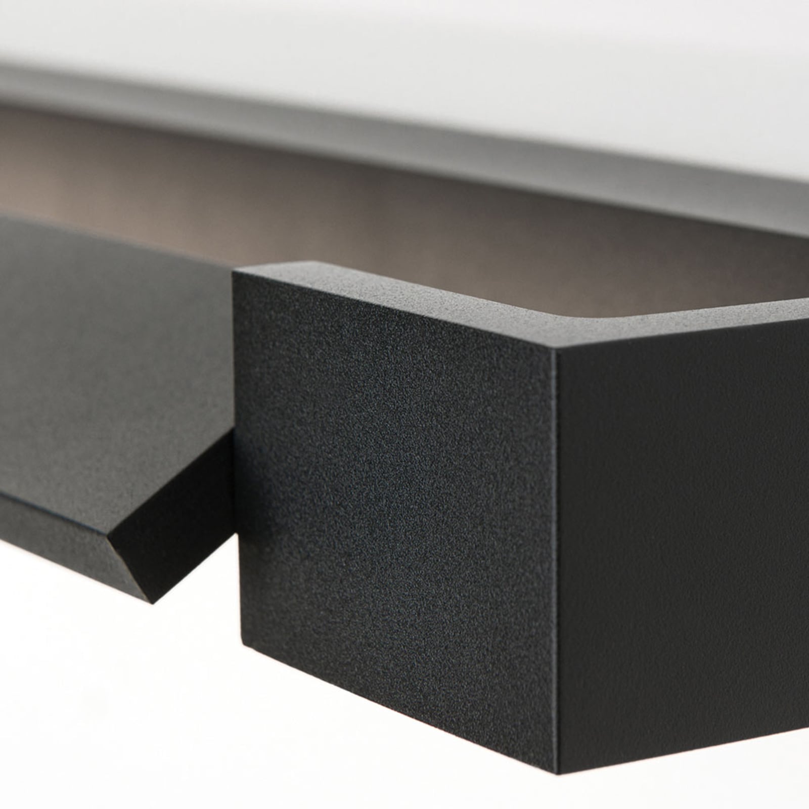 Sidevy av LED speillampe Marilyn svart matt 60 cm 18W IP44