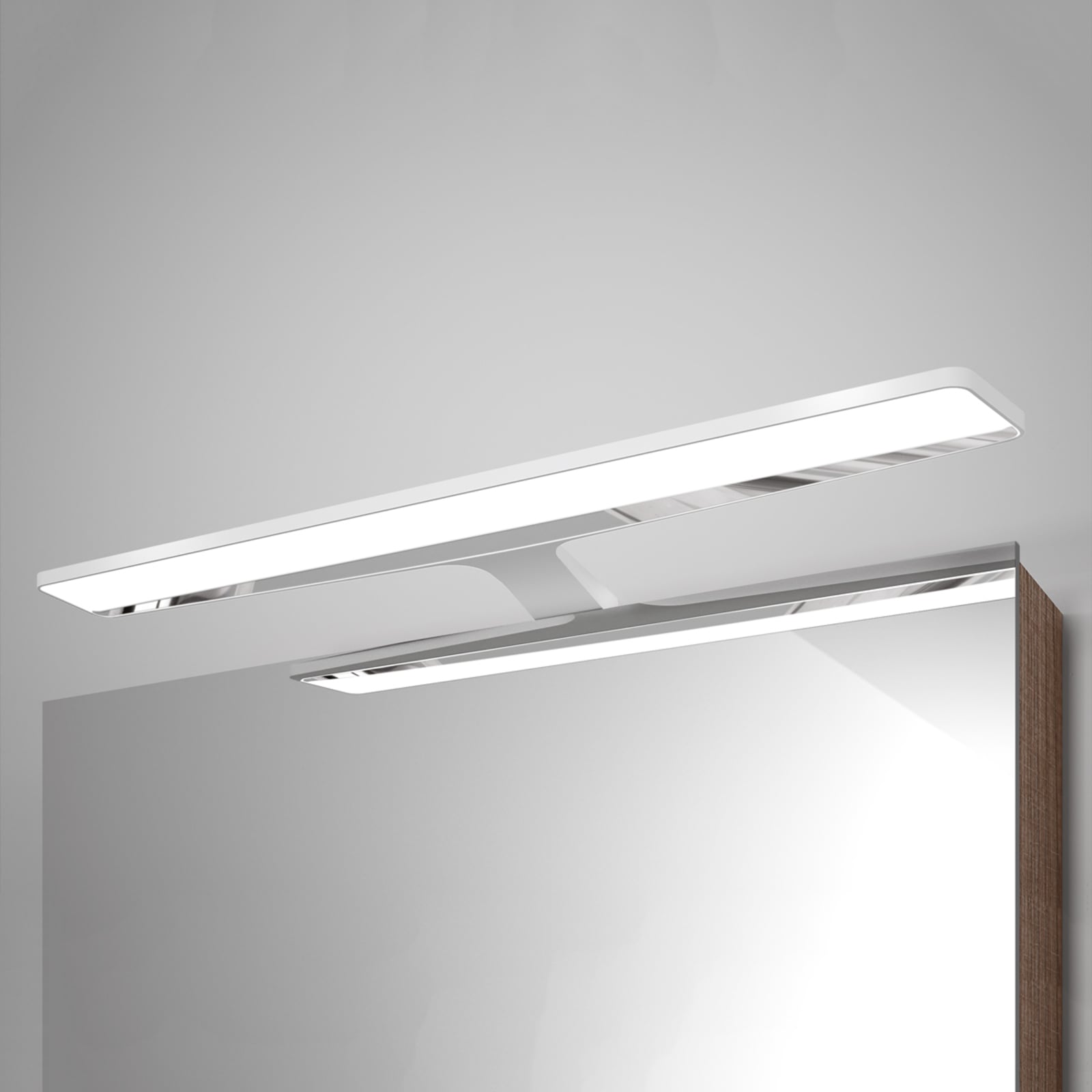 LED speillampe Nayra hvit 49 cm 6W IP44 montert på baderomsspeil