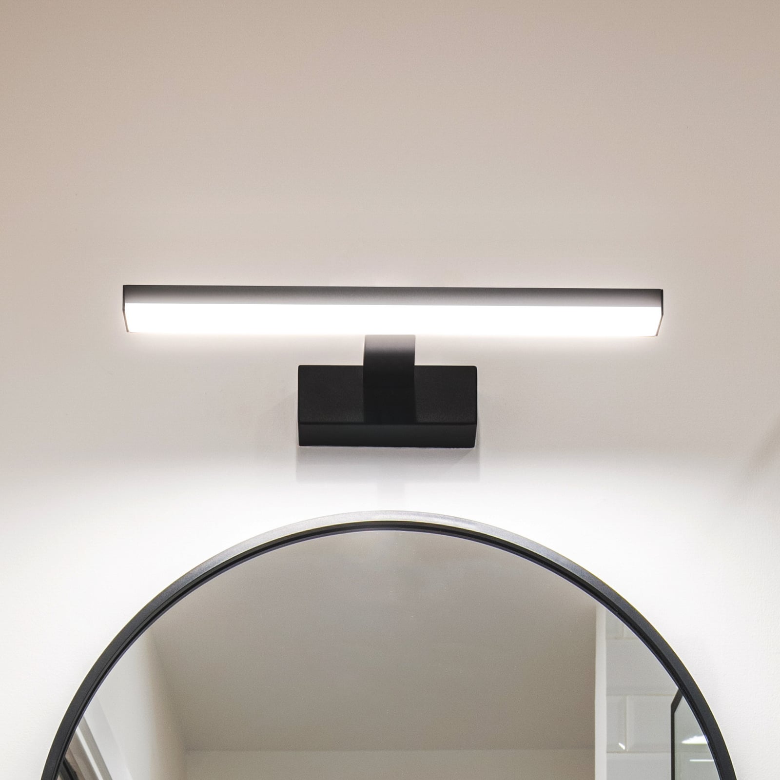 LED speillampe Pandella 1 svart aluminium 40 cm forfra