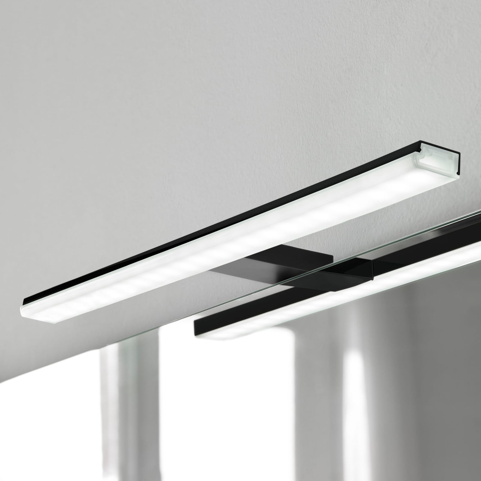 LED speillampe Pandora svart matt forfra