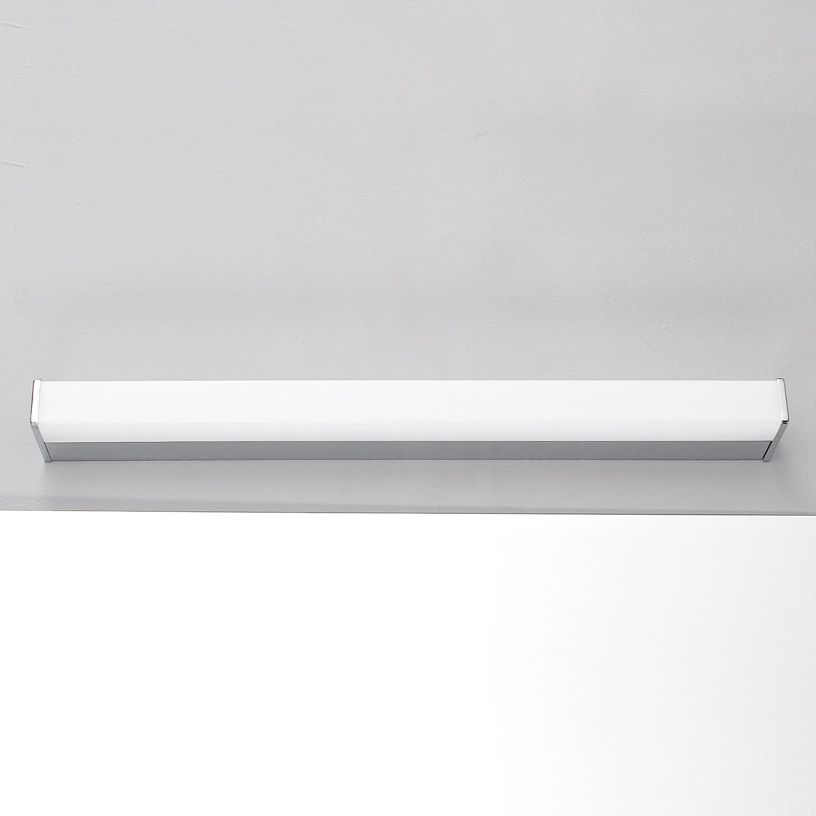 LED speillampe Philippa krom akryl 59 cm IP44 nærbilde av lyskilde