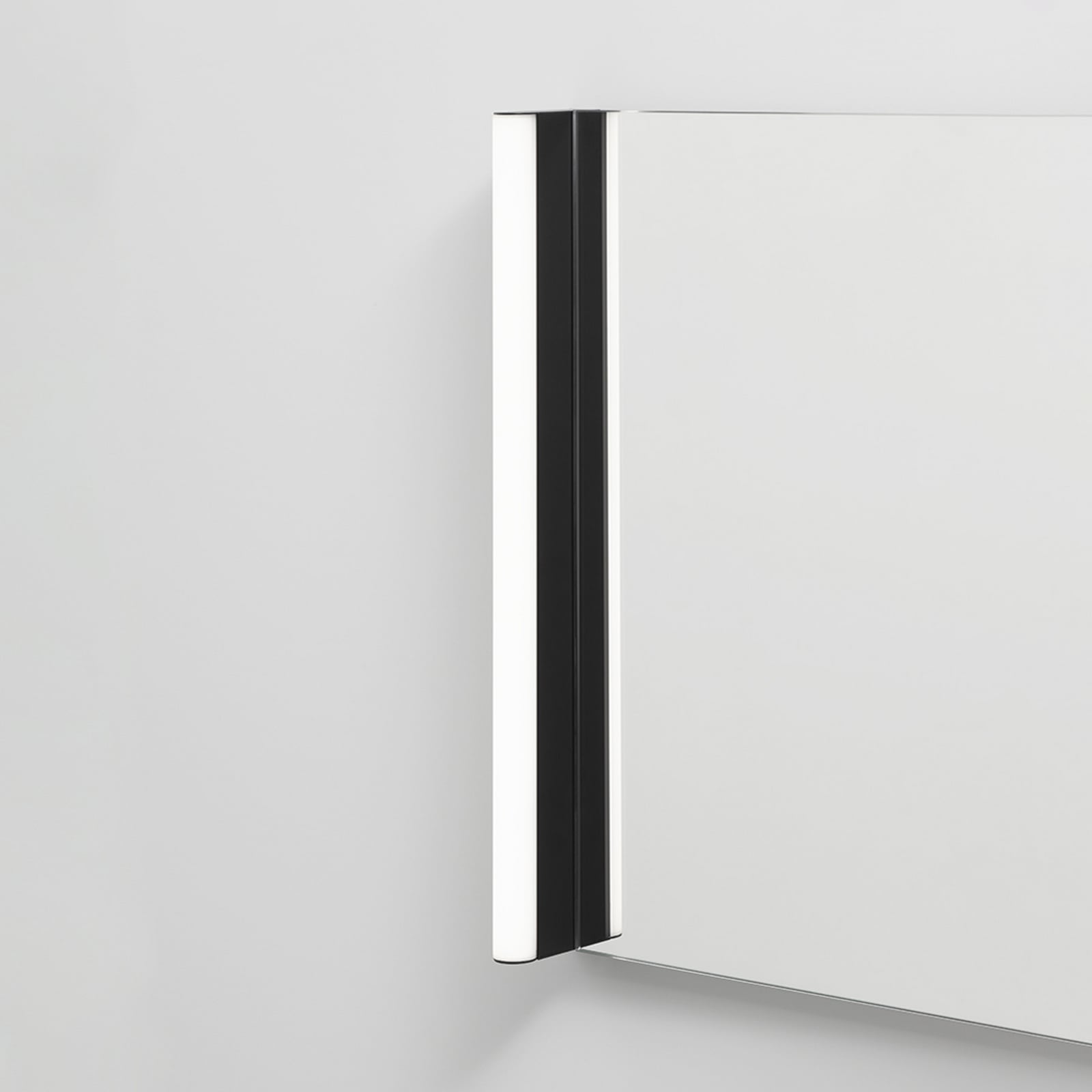 LED speillampe Slat svart dimbar IP44 60 cm forfra