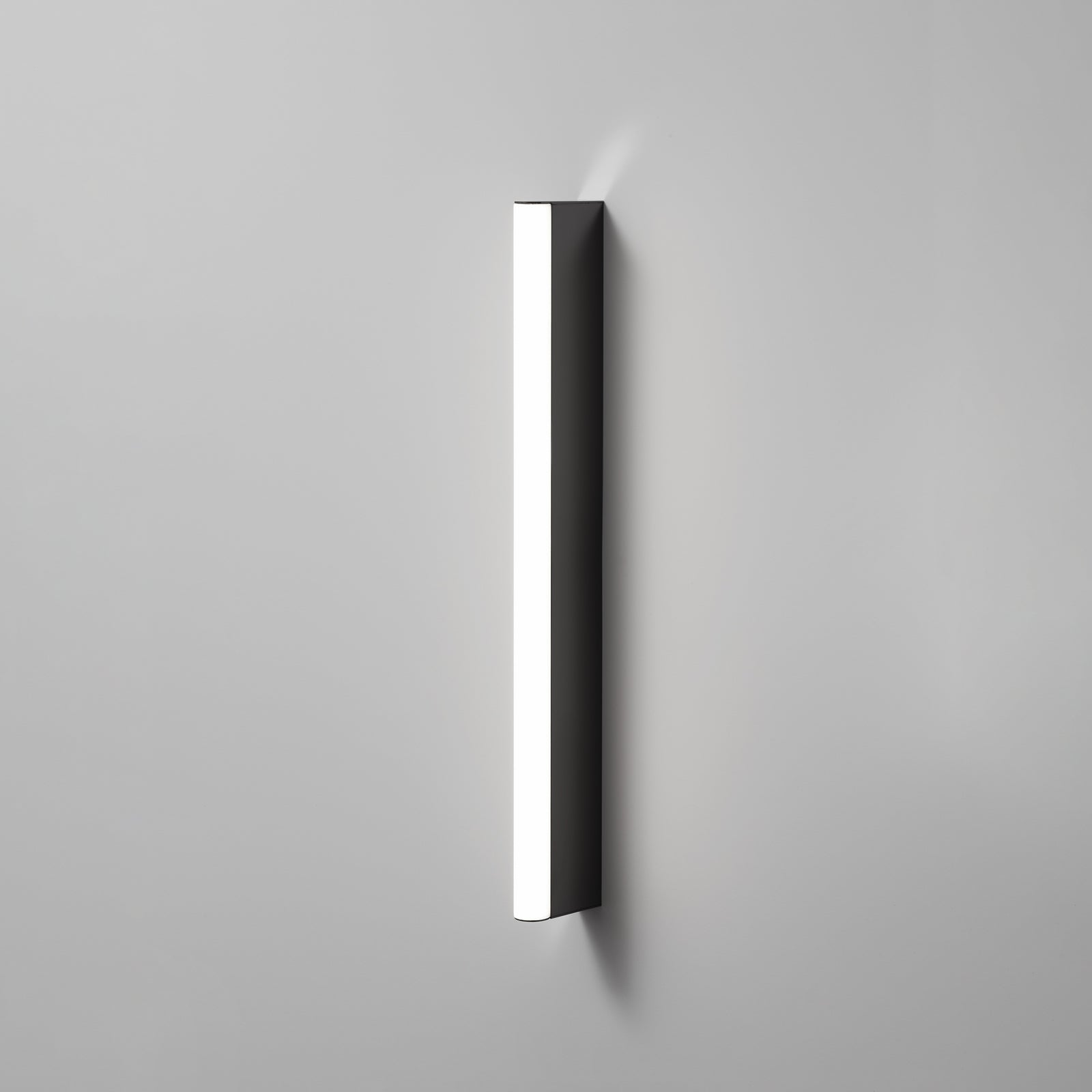 Montert LED speillampe Slat svart dimbar IP44 60 cm på baderom