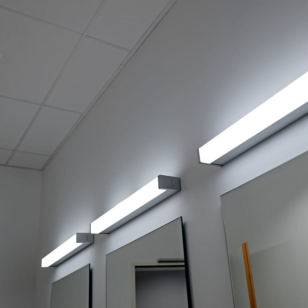 LED-speillampe Smile-SLG 60 cm aluminium montert på bad