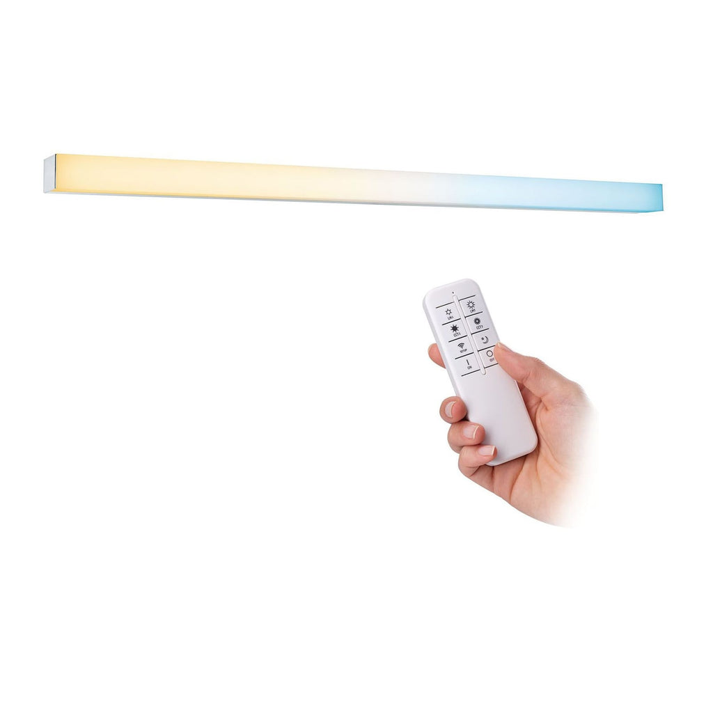 LED speillampe Tova dimbar CCT 90 cm IP44 med fjernkontroll med fjernkontroll i bruk