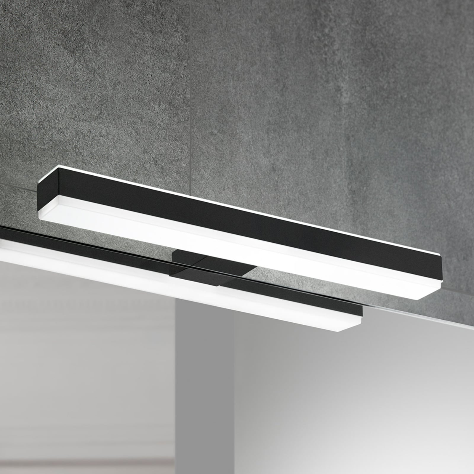 LED speillampe Veronica svart 30 cm 8W IP44 forfra