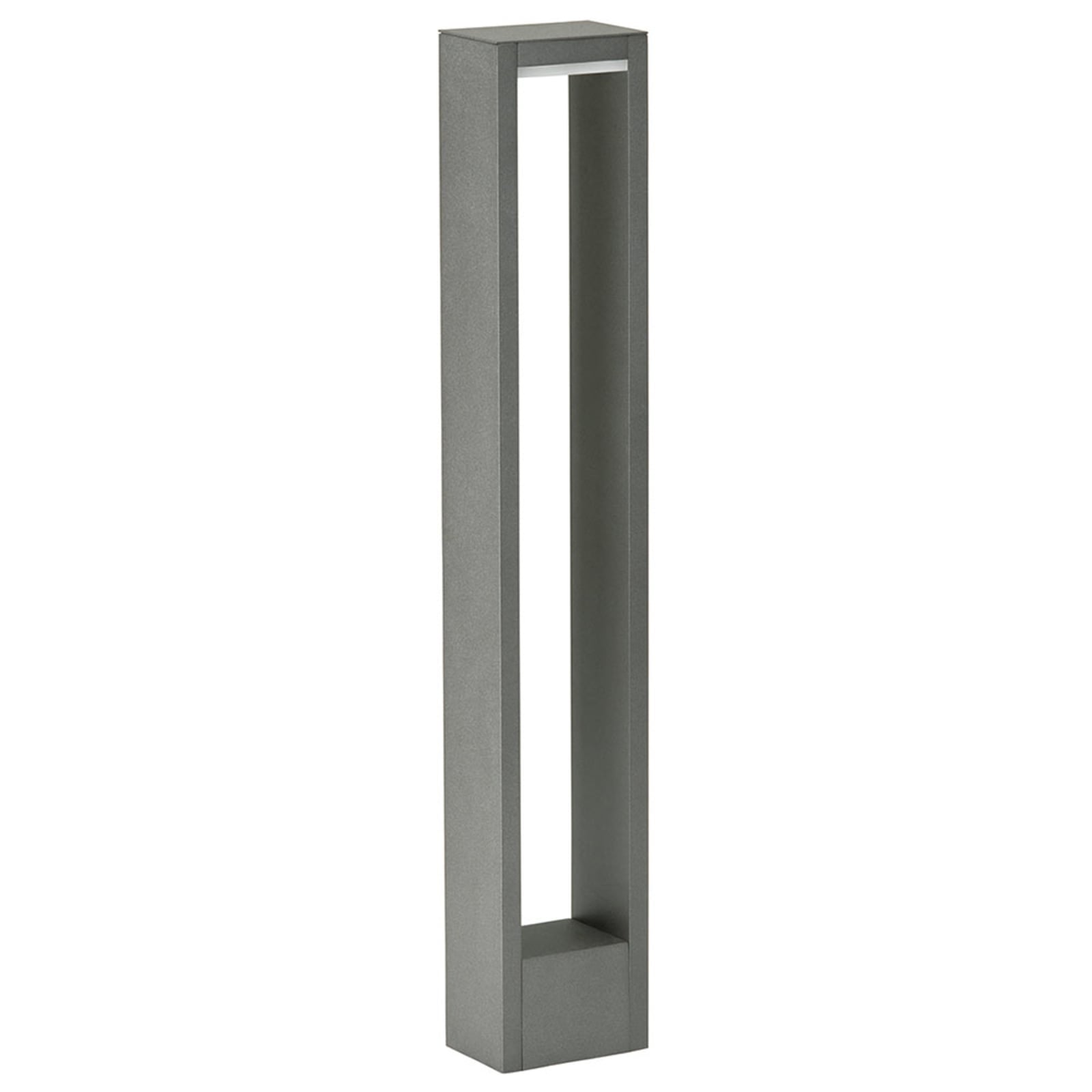 LED sti-lampe Adriana montert i hage