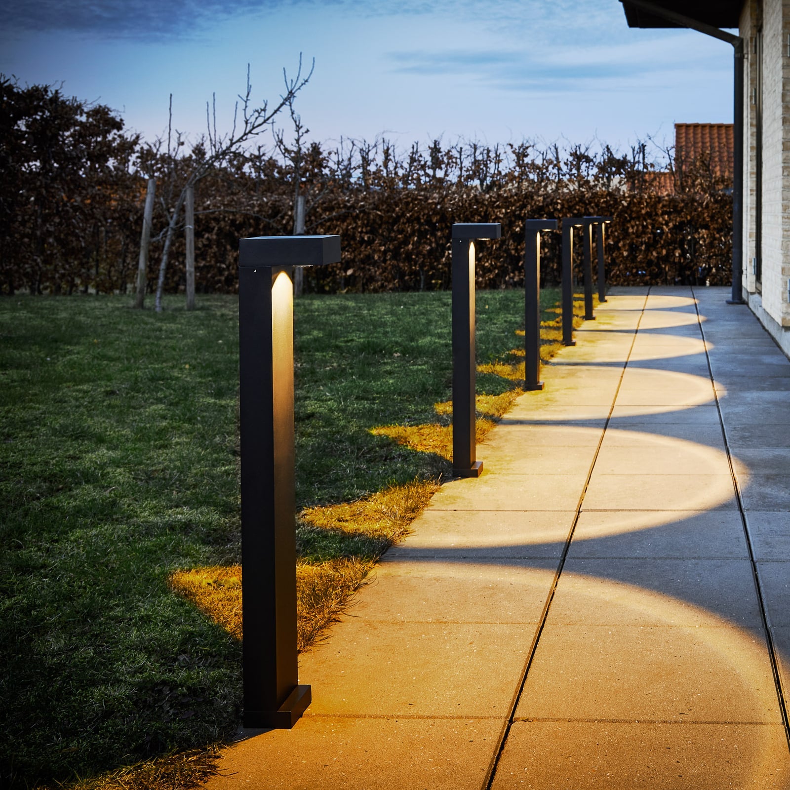 Detalj av LED sti-lampe Arn cortenfinish aluminium 70 cm IP65 med LED-lys