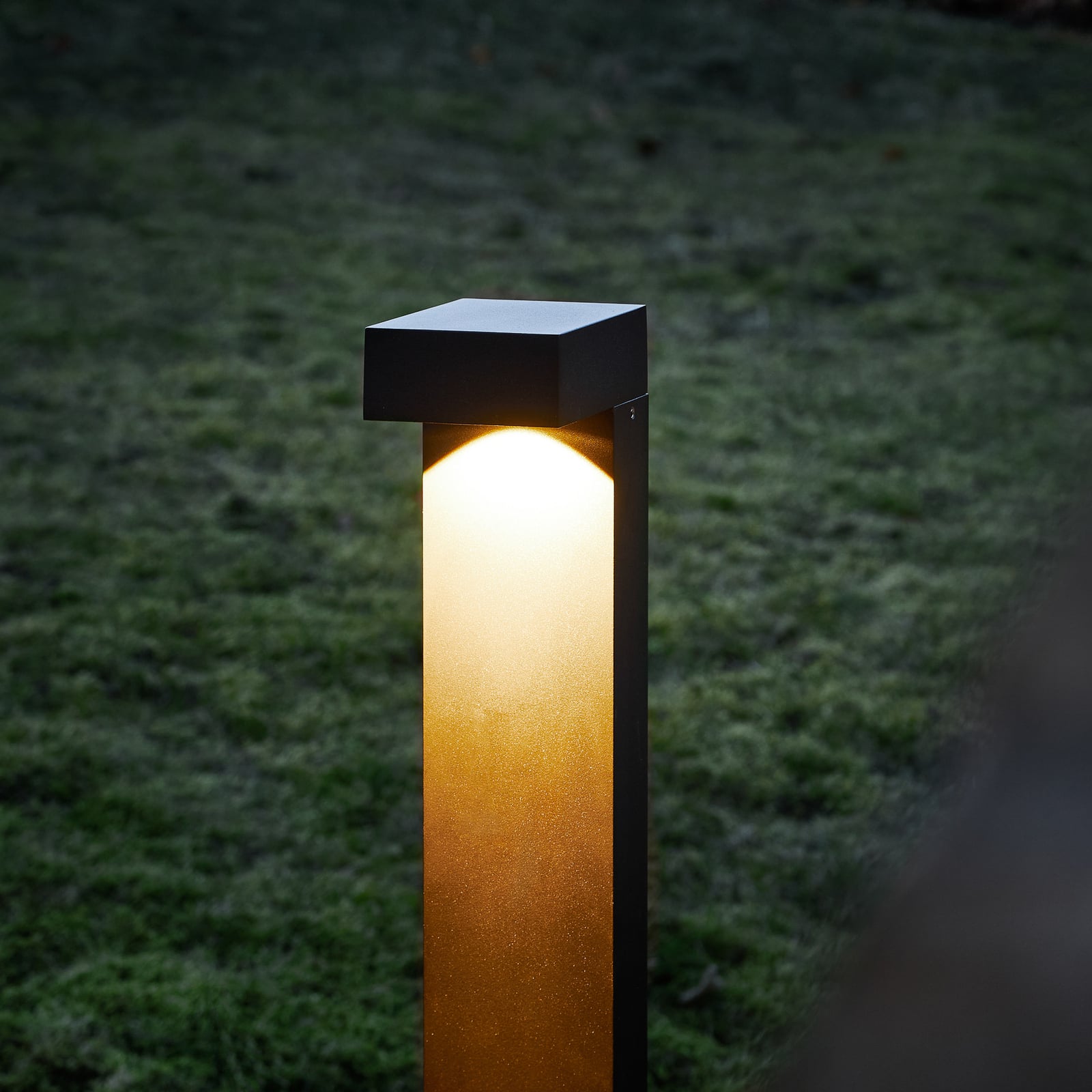 Nærbilde av LED sti-lampe Arn cortenfinish aluminium 70 cm IP65 i bruk